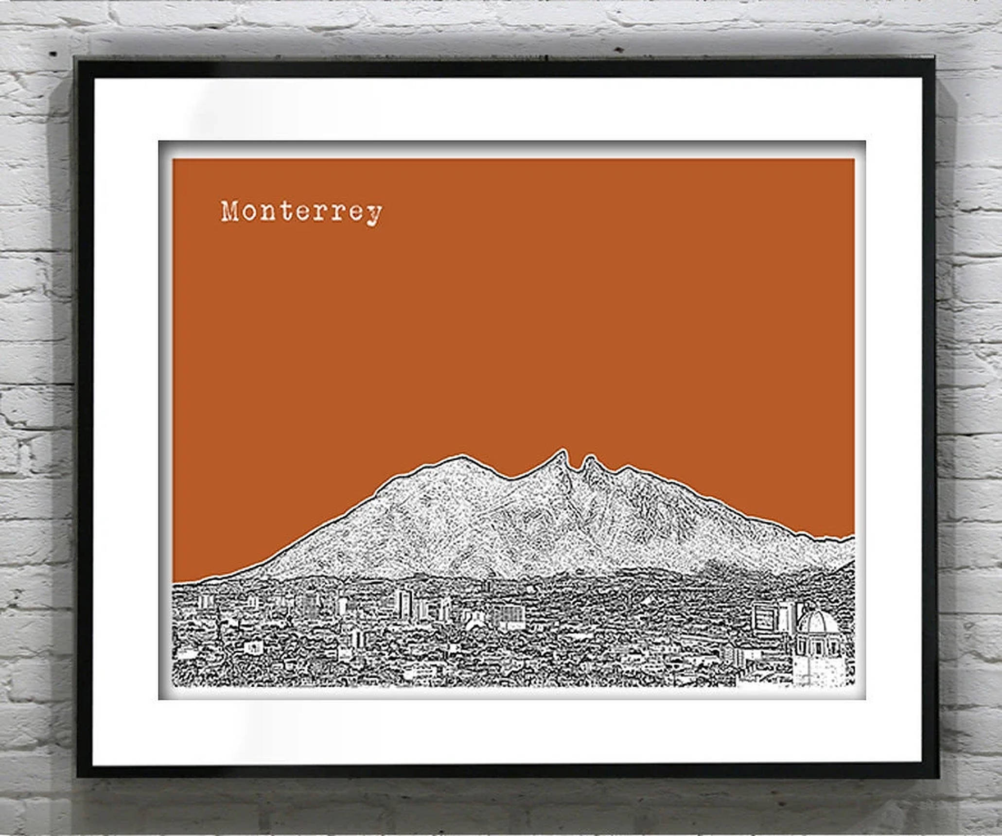 Monterrey 桌布 壁紙 — 一幅裱框的極簡插圖，描繪蒙特雷城市景觀，背景為山脈，襯托著純粹的鏽橙色天空。