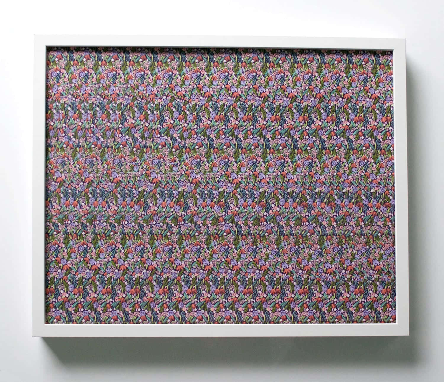 Hidden 3d 桌布 壁紙 — 一幅裱框藝術品展示出在深色背景上，密集重複的風格化紫、粉紅和綠色花朵圖案。