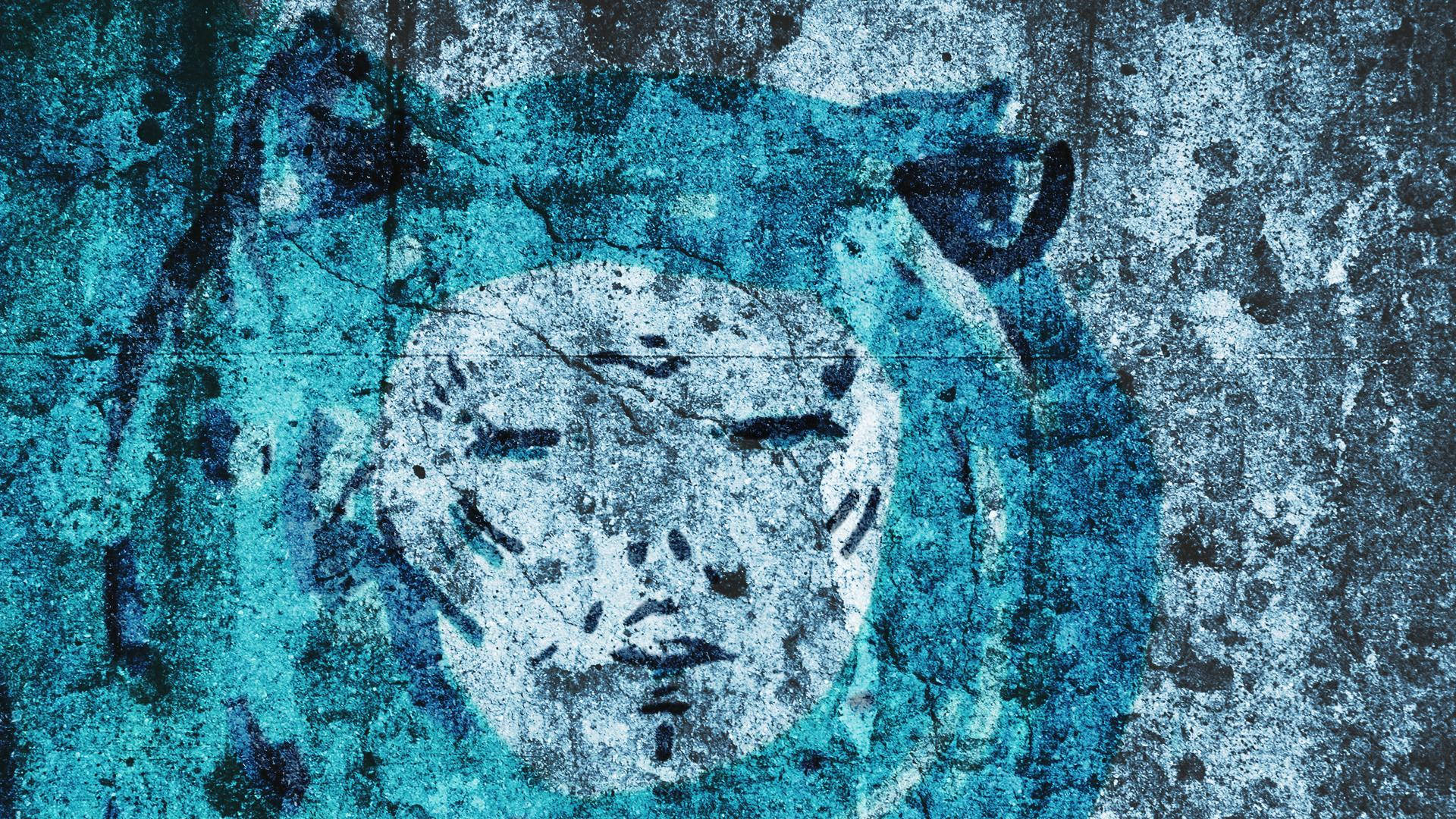 Album Cover 桌布 壁紙 — 一幅褪色的藍色塗鴉壁畫，描繪了一個風格化的貓臉，位於裂開的混凝土牆上。