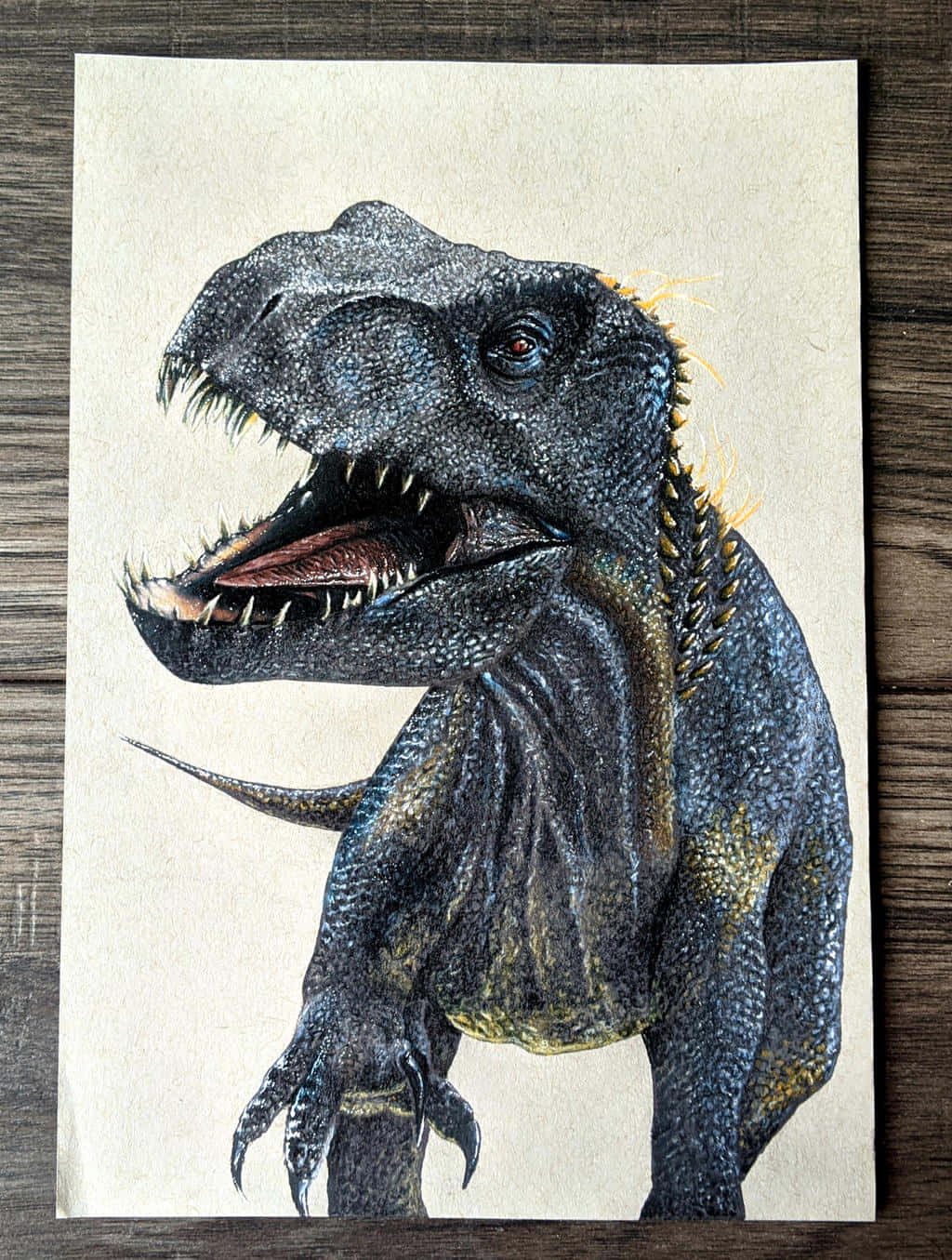 Dinosaur Drawing 桌布 壁紙 — 一幅詳細插圖，描繪一隻咆哮的深藍色恐龍，帶有黃色尖刺，位於木質表面上的紋理紙上。