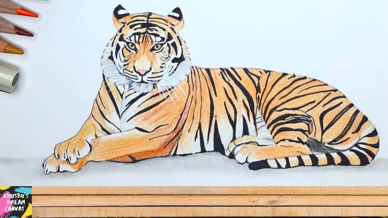 Bengal Tiger 桌布 壁紙 — 一幅詳細的彩色鉛筆畫，描繪一隻在木質表面上休息的老虎，附近有美術用品。