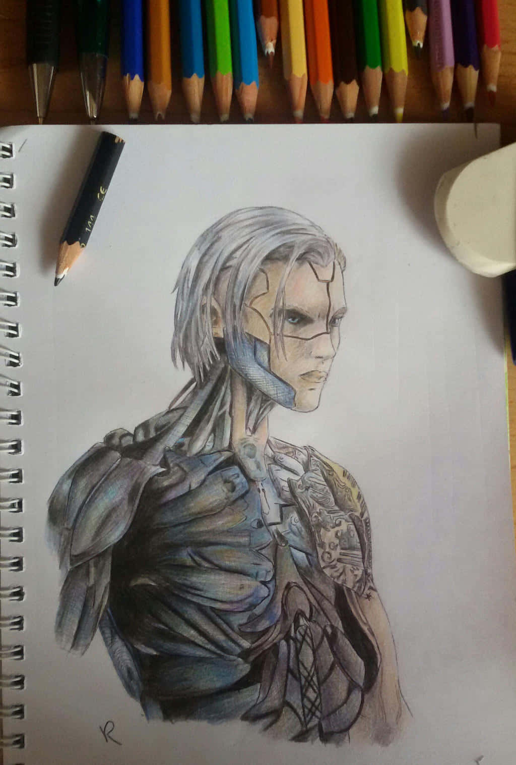 Hideo Kuze 桌布 壁紙 — 一幅詳細的彩色鉛筆畫，描繪了一個銀色頭髮和機械面罩的賽博朋克角色，畫在素描本上，周圍環繞著美術用品。