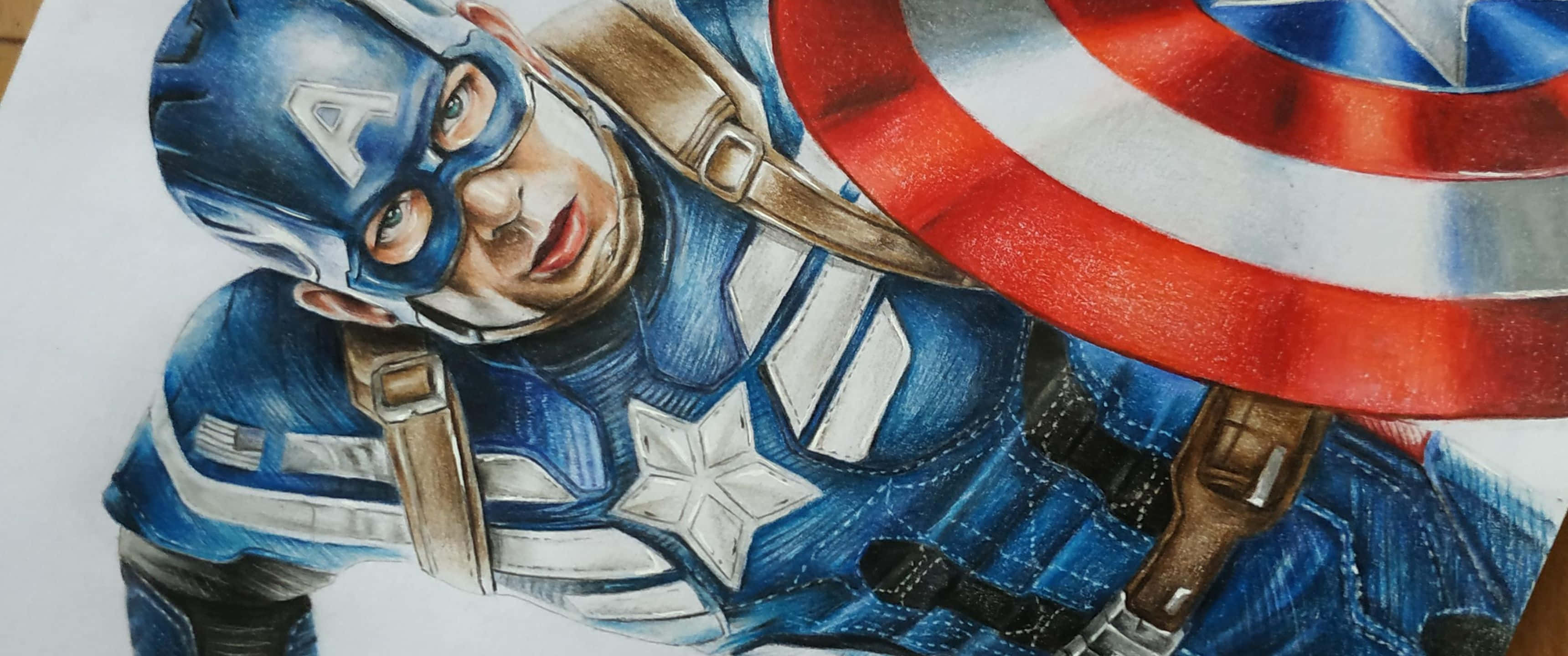 Marvel Movie 桌布 壁紙 — 一幅詳細的彩色鉛筆畫，描繪了美國隊長穿著他標誌性的藍色制服，手持紅白藍盾牌。