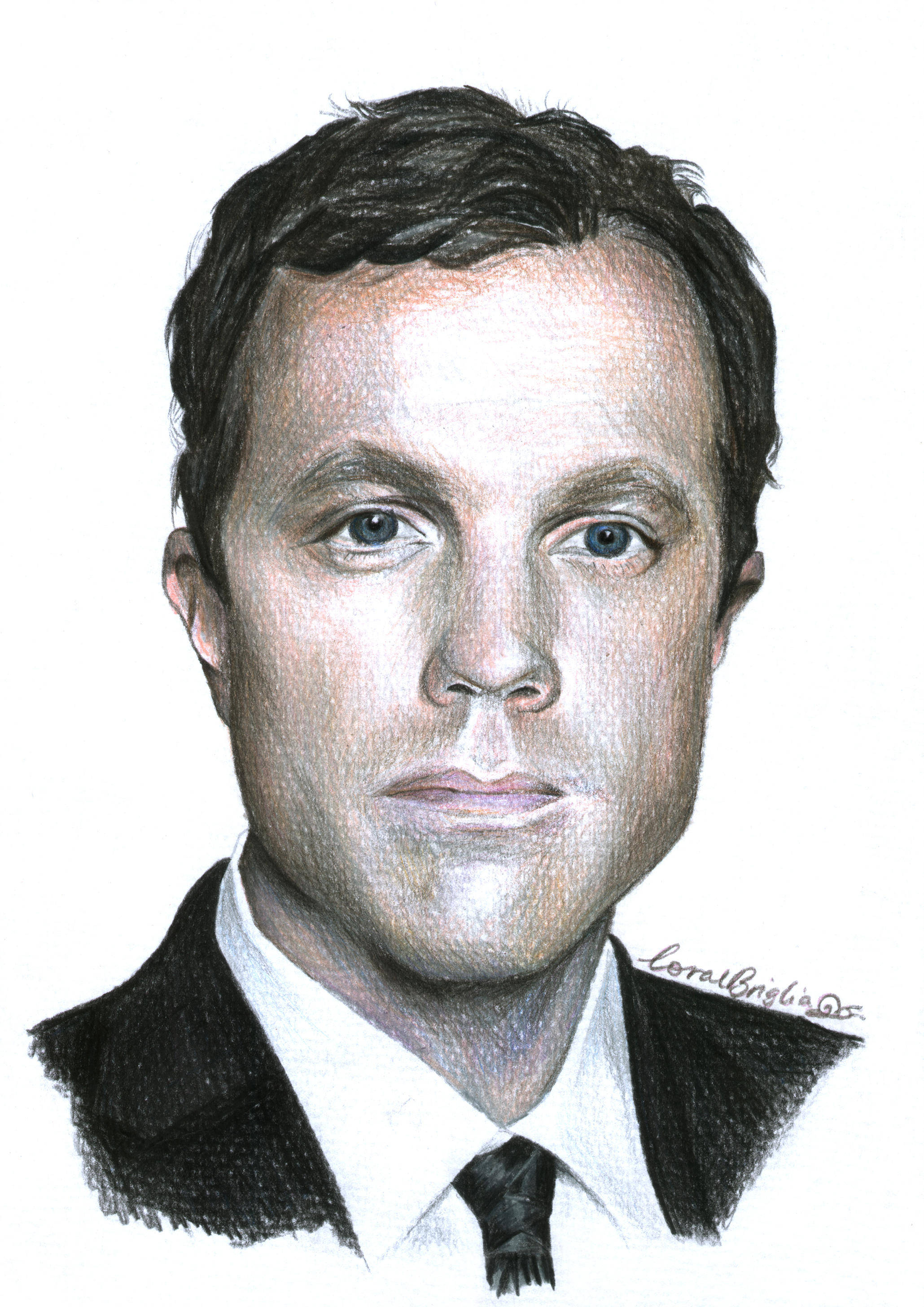 adam baldwin 桌布 壁紙 — 一幅詳細的彩色鉛筆肖像畫，描繪一位身穿西裝打領帶、表情嚴肅的男子，背景為純白色。