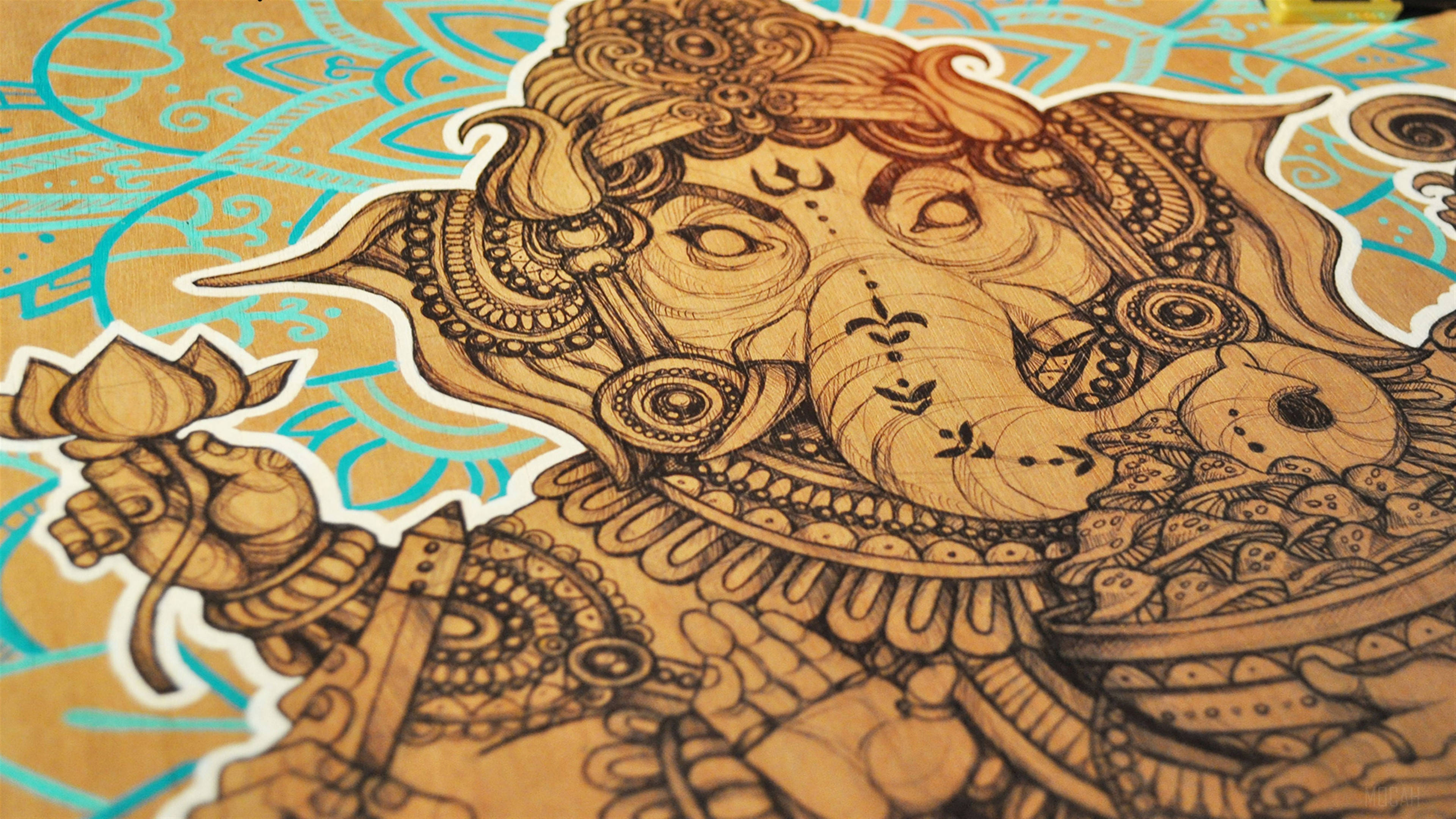 ganesh 4K 桌布 壁紙 — 一幅詳細的象頭神插圖，飾有複雜圖案，在藍綠色和金色背景上手持蓮花。