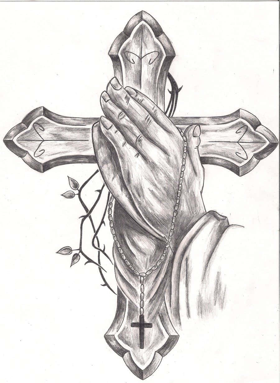 Praying 桌布 壁紙 — 一幅詳細的鉛筆畫，描繪祈禱中緊握的雙手，手持玫瑰念珠，靠著一個裝飾華麗、帶有荊棘藤蔓的十字架。