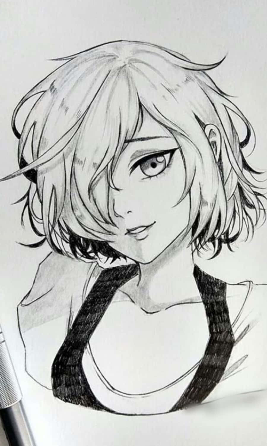 近距離鉛筆素描，描繪一位短髮大眼的動漫風格女孩。 — 動漫繪圖 GIF 壁紙