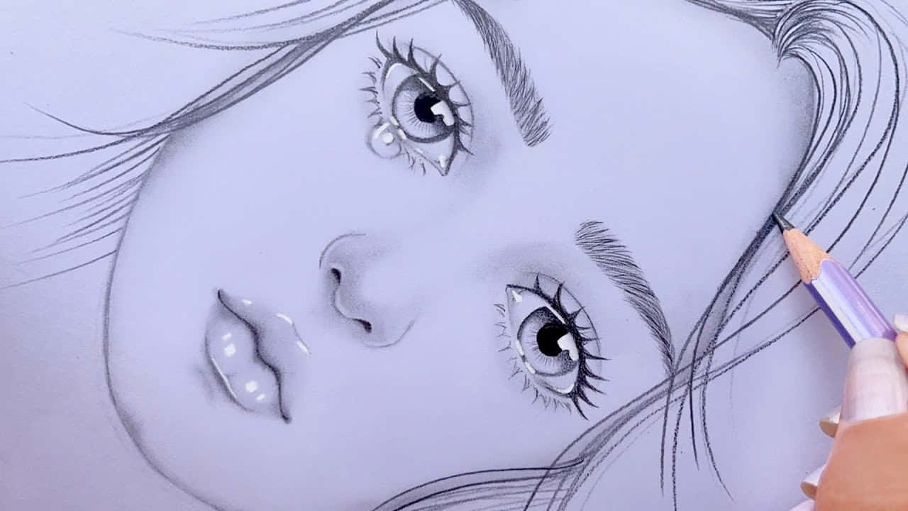 sketch 桌布 壁紙 — 一幅詳細的鉛筆素描，描繪一位年輕女性的臉龐，帶有富有表現力的眼睛和一滴眼淚，由一隻握著鉛筆的手繪製。