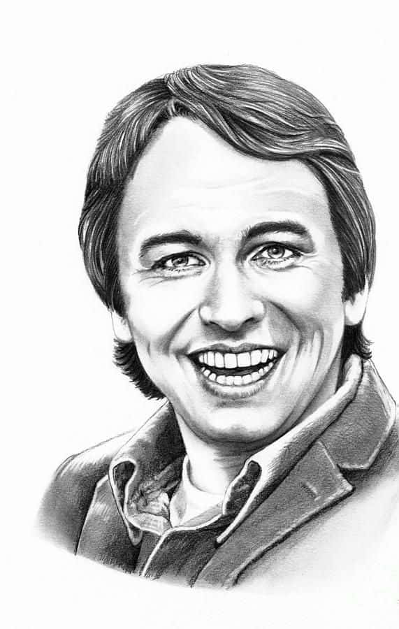 John Ritter 桌布 壁紙 — 一幅詳細的鉛筆素描，描繪一位微笑的男子，波浪頭髮，穿著有領外套，背景簡潔。