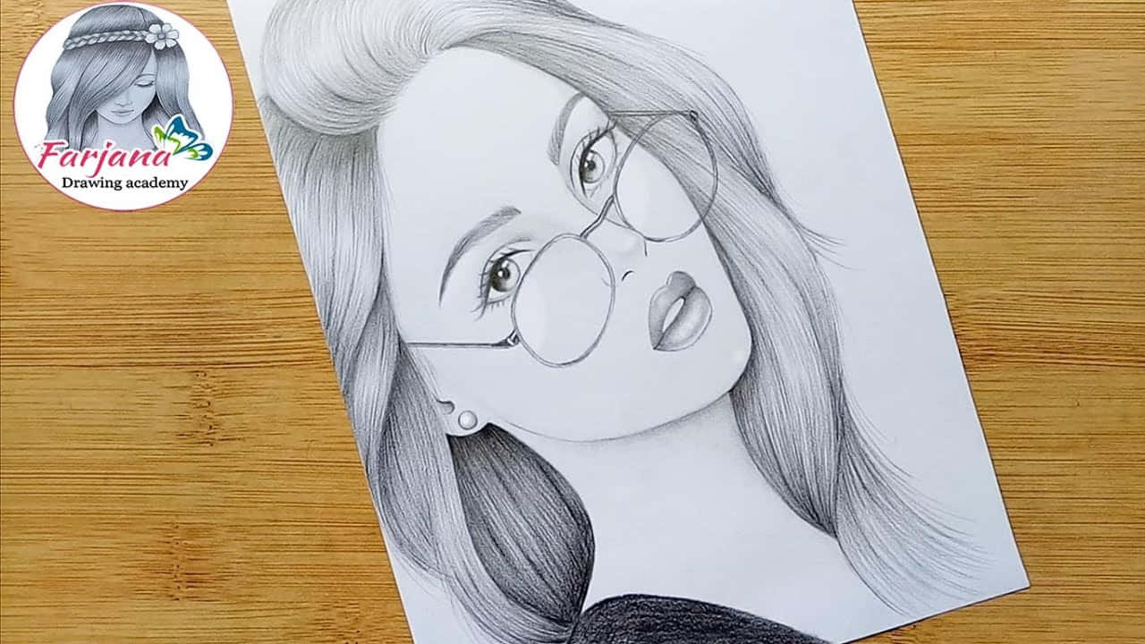 glasses 桌布 壁紙 — 一幅詳細的鉛筆素描，描繪一位戴眼鏡、長髮飄逸的年輕女子，放在木質表面上。