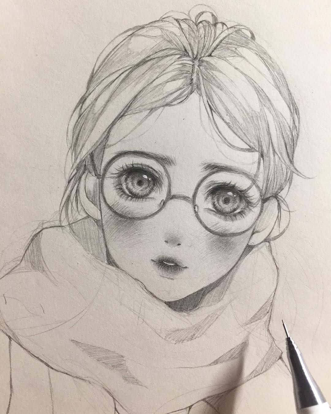 動漫繪圖 桌布 壁紙 — 一幅詳細的鉛筆素描，描繪一位戴著圓框眼鏡、圍著圍巾、擁有大而富有表現力眼睛的年輕女孩。