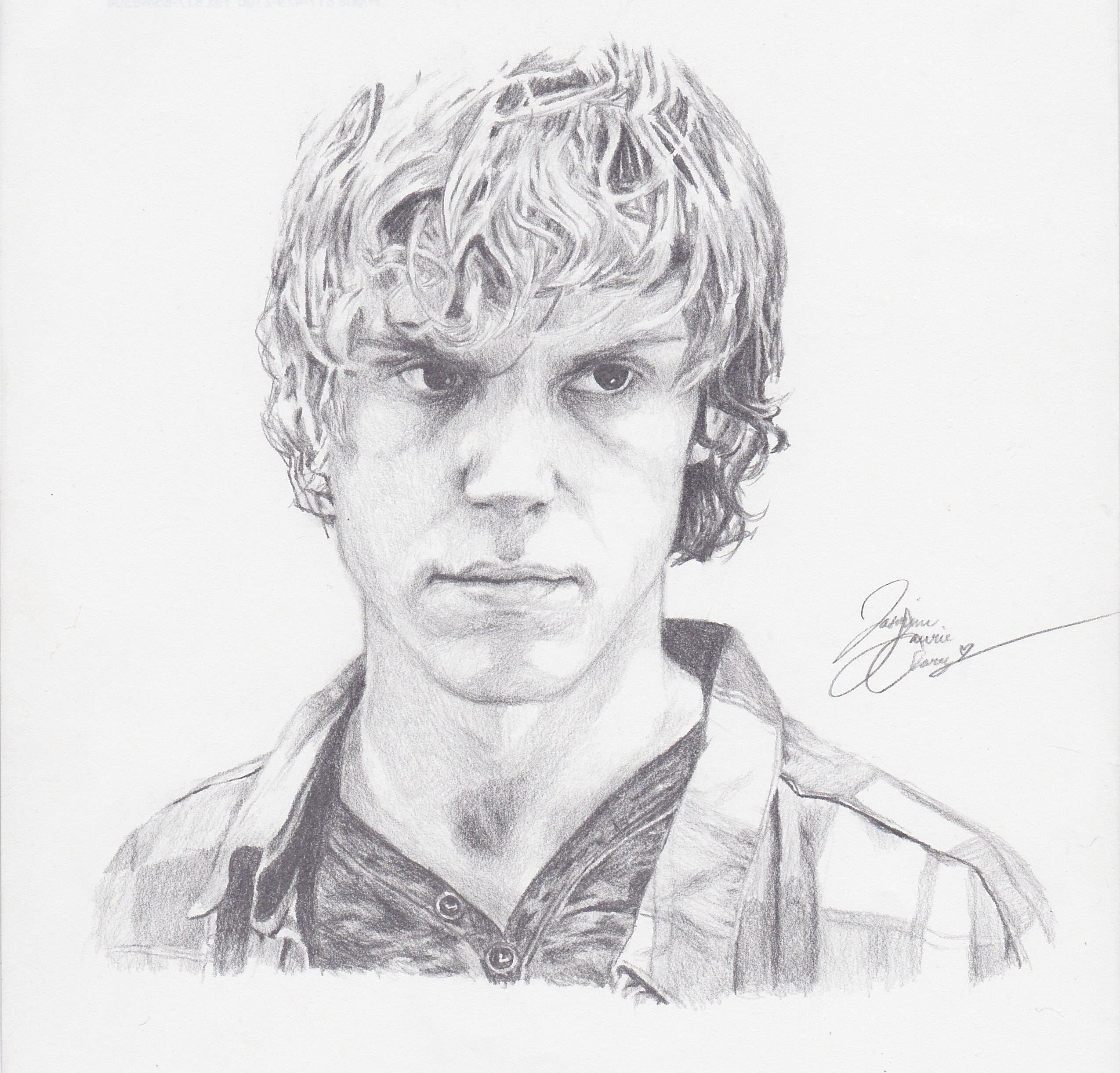 Tate Langdon 桌布 壁紙 — 一幅詳細的鉛筆素描，描繪一位穿著有領襯衫、頭髮蓬亂、眼神銳利的年輕男子。