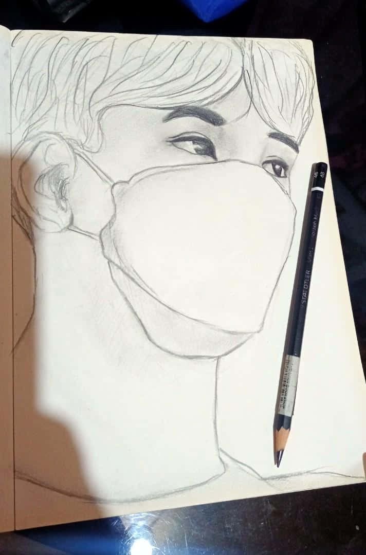 pencil 桌布 壁紙 — 一幅詳細的鉛筆素描，描繪一個人戴著口罩，旁邊放著一支鉛筆在紙上。