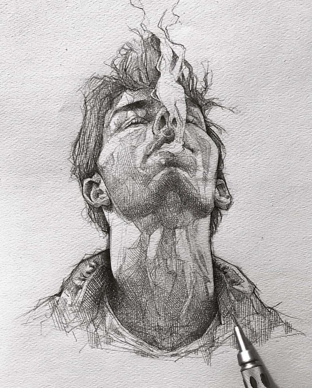 sketch 桌布 壁紙 — 一幅詳細的鉛筆素描，描繪一個男人的臉向上傾斜，煙霧從他的鼻子和頭髮中升起。