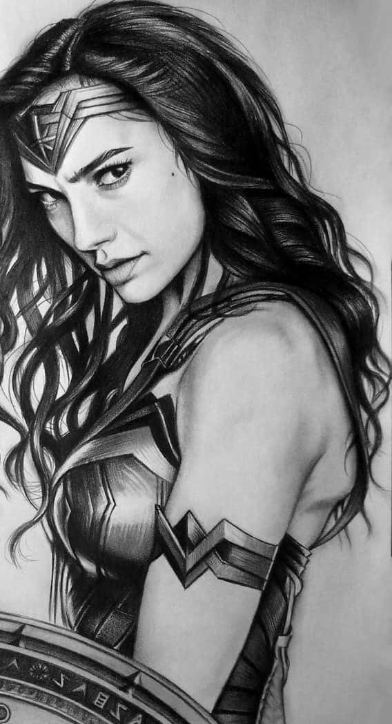 Pencil Drawing 桌布 壁紙 — 一幅詳細的鉛筆素描，描繪了神力女超人（Wonder Woman）飄逸的頭髮和專注的眼神，手持盾牌。