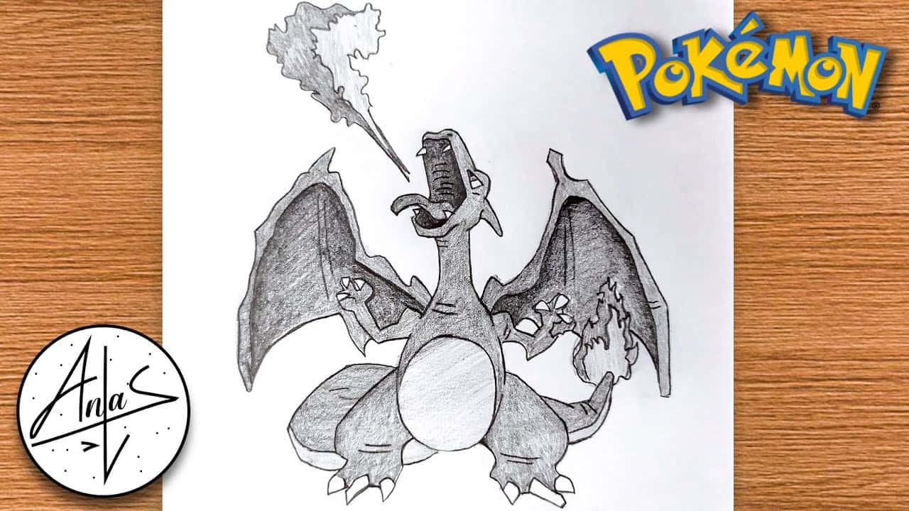 Charizard Pokemon 桌布 壁紙 — 一幅詳細的鉛筆素描，描繪噴火龍在白紙上噴火，以木質書桌邊緣和寶可夢標誌為框。