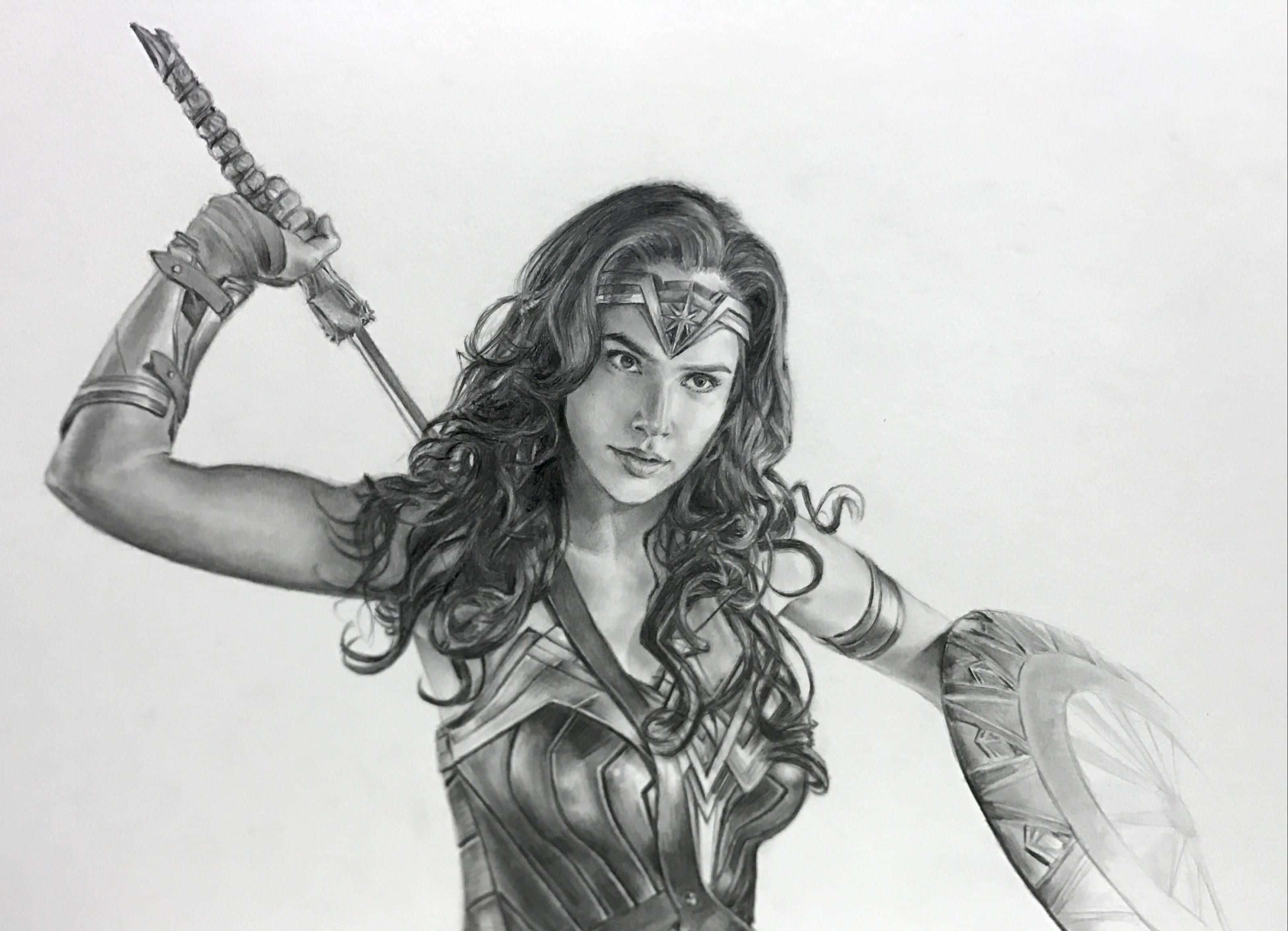 Pencil Drawing 桌布 壁紙 — 一幅詳細的鉛筆素描，描繪神力女超人手持劍與盾，眼神堅定。