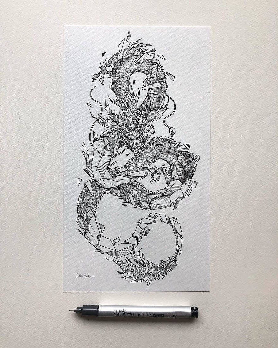 Japanese Dragon Tattoo 桌布 壁紙 — 一幅詳細的黑白墨水畫，描繪了一條風格化的龍，其形狀有幾何碎片剝落，展示在帶紋理的紙上，下方有一個標記筆。