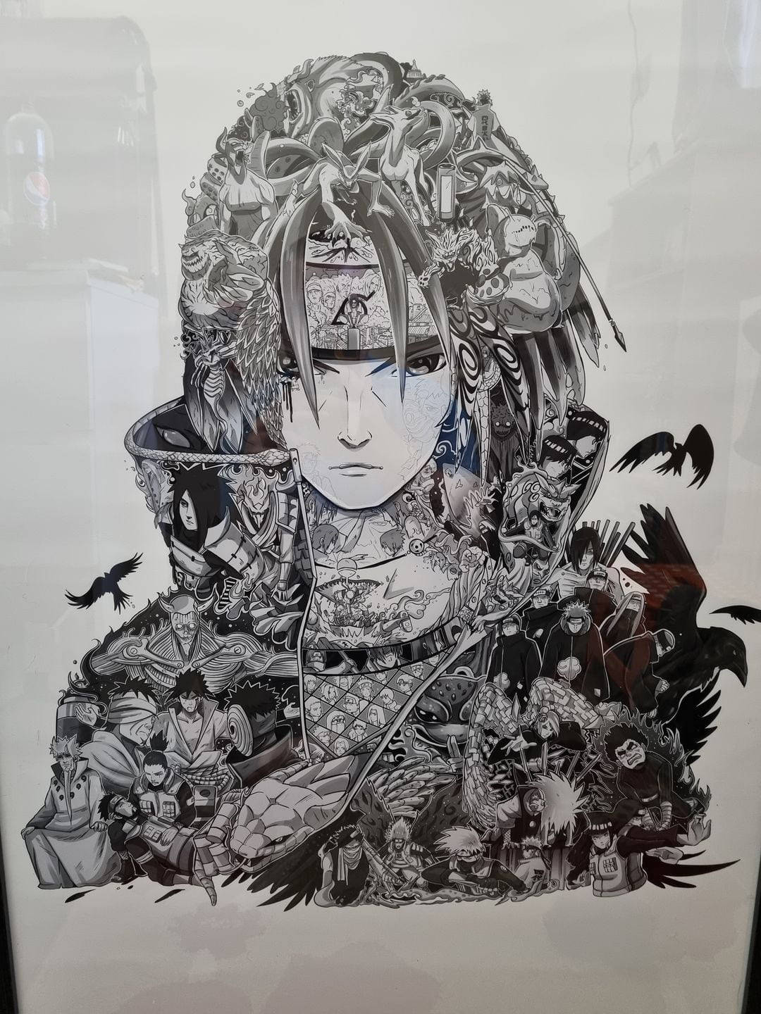 akatsuki itachi 桌布 壁紙 — 一幅詳細的黑白插圖，中央有一個動漫角色，周圍是其他角色和符號的密集拼貼。