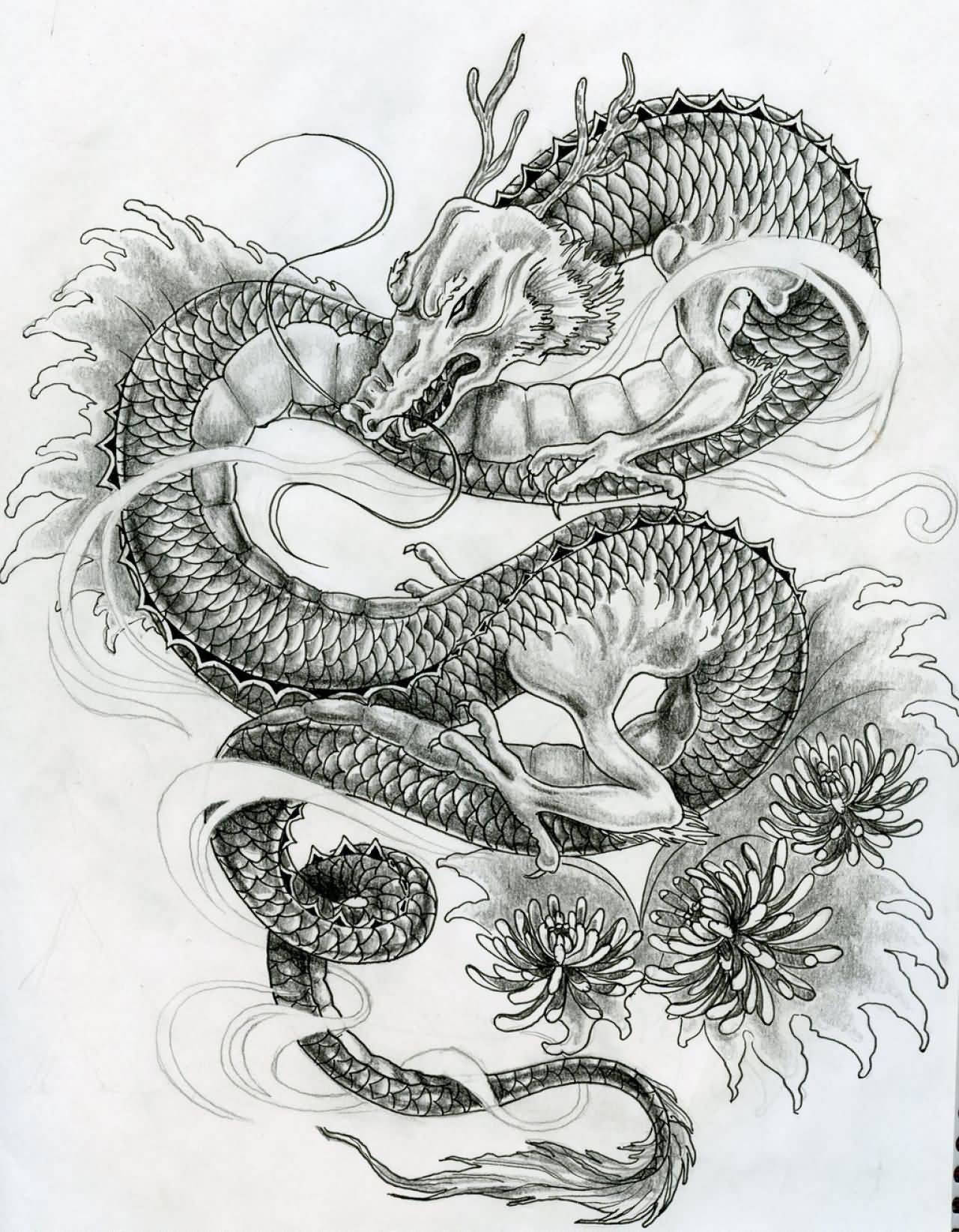 Japanese Dragon Tattoo 桌布 壁紙 — 一幅詳細的黑白插圖，描繪了一條盤繞的龍，帶有複雜的鱗片和飄逸的鬃毛，周圍環繞著菊花和旋轉的雲朵。