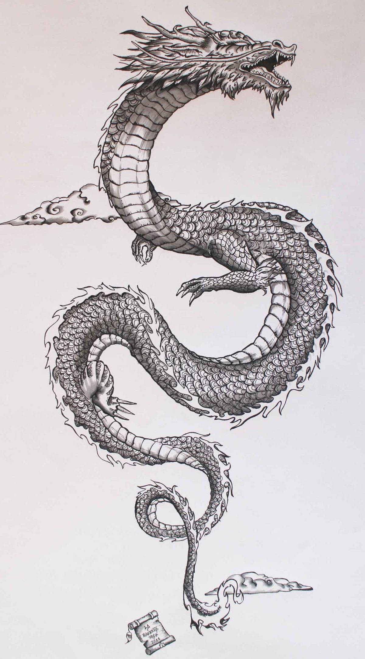 Japanese Dragon Tattoo 桌布 壁紙 — 一幅詳細的黑白線條畫，描繪一條盤繞的東方龍，帶有鱗片、爪子和在其身體周圍旋轉的雲朵。