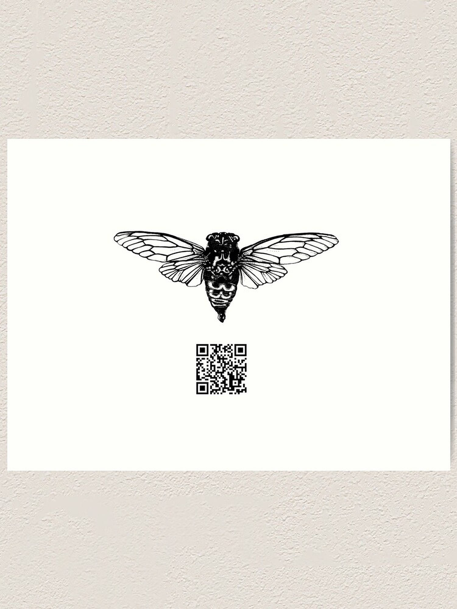 Cicada 桌布 壁紙 — 一幅詳細的黑白線條畫，描繪一隻蟬，帶有複雜的翅膀圖案，位於QR碼上方中央，背景為純白色。