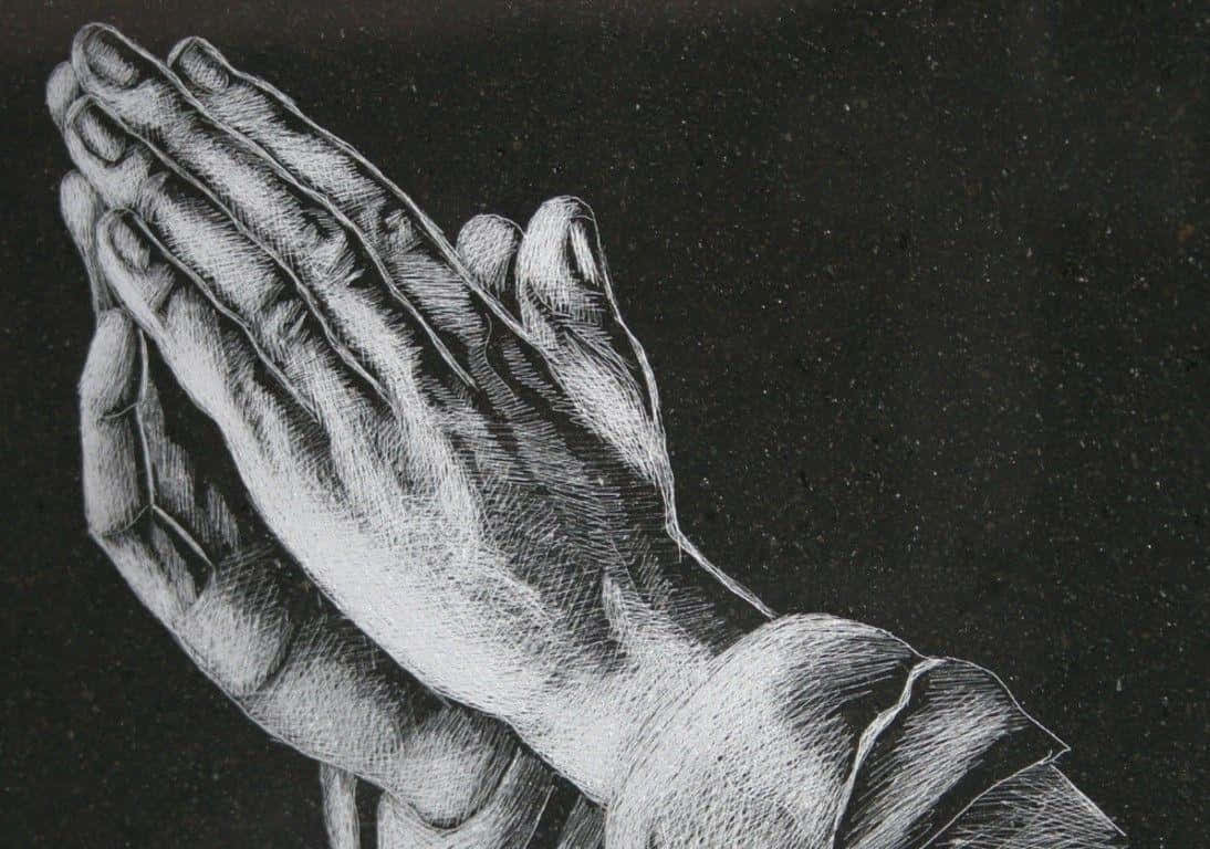 hands 桌布 壁紙 — 一幅詳細的黑白線條畫，描繪在深色紋理背景前祈禱的合十雙手。