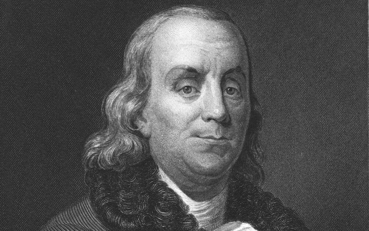 Franklin 桌布 壁紙 — 一幅詳細的黑白雕刻肖像，描繪班傑明·富蘭克林，長波浪髮，穿著正式服裝。