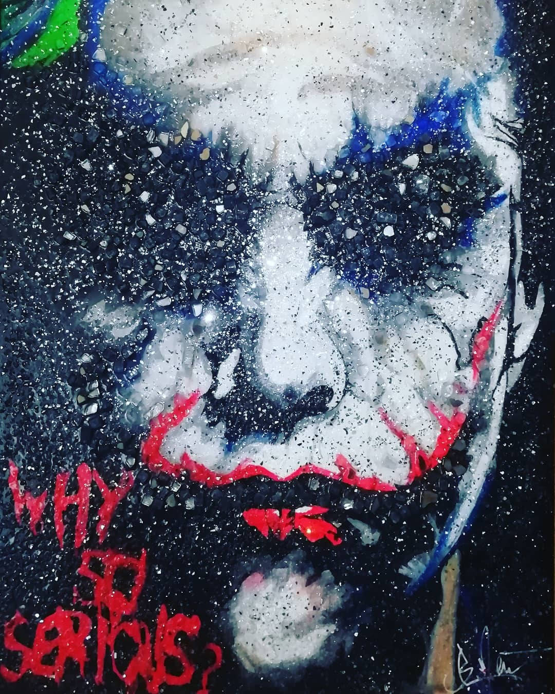 Why So Serious Joker 桌布 壁紙 — 一幅質感粗糙的小丑臉部畫作，妝容模糊，並以紅色塗鴉寫著「why so serious」。