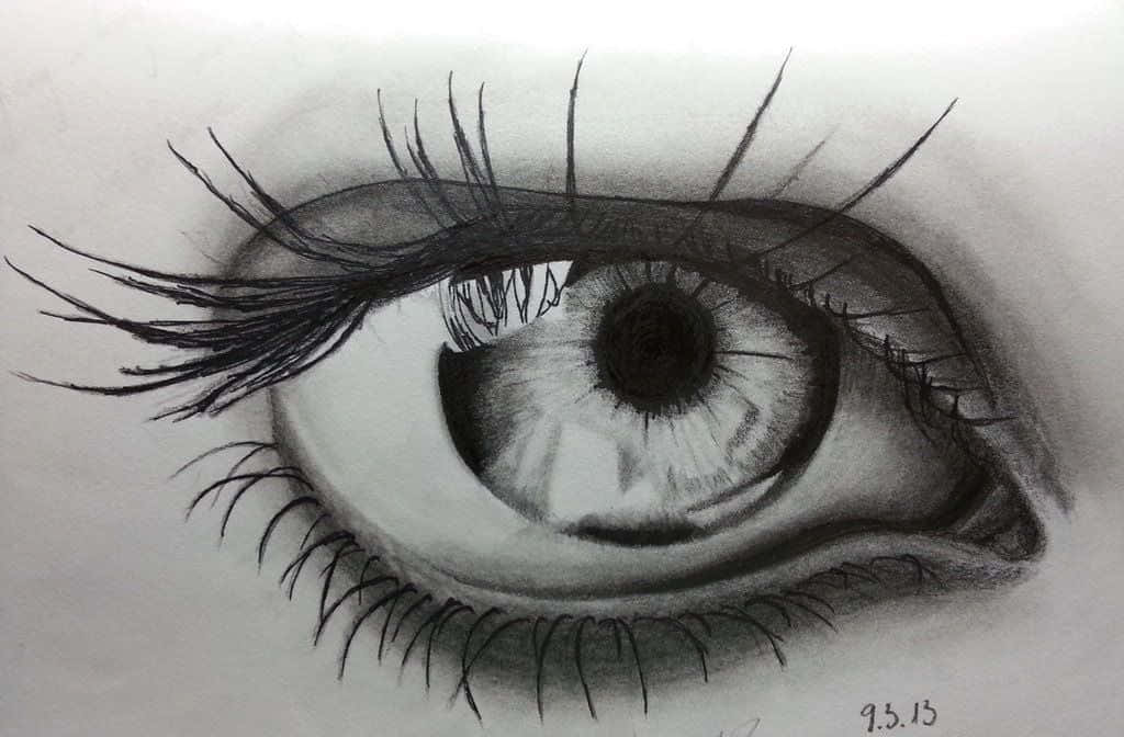 Pencil Drawing 桌布 壁紙 — 一幅超寫實的木炭畫，描繪了人類的眼睛，帶有長睫毛和詳細的虹膜紋理。
