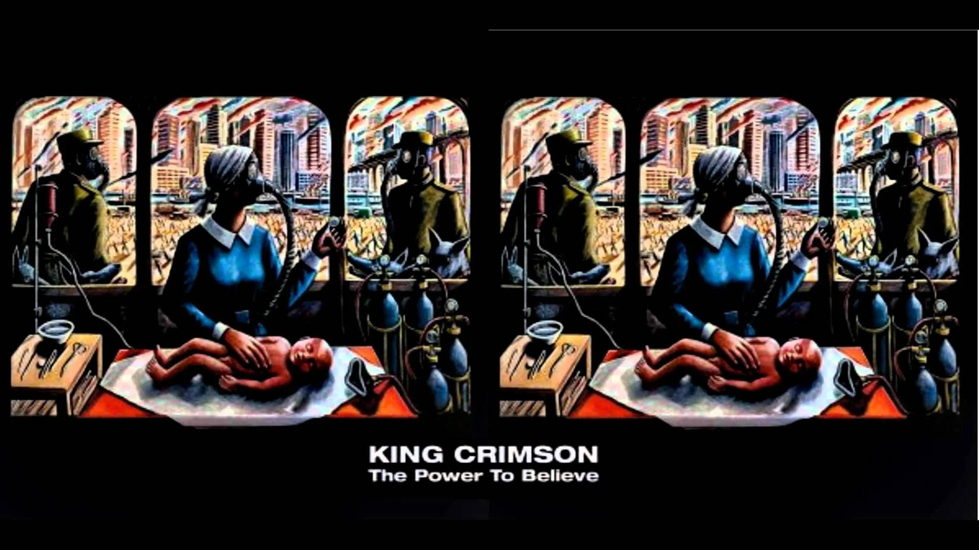 King Crimson 桌布 壁紙 — 一幅超現實畫作展示一位身穿藍色連衣裙的女子戴著防毒面具照顧嬰兒，並在五個面板上鏡像呈現，背景是城市景觀。