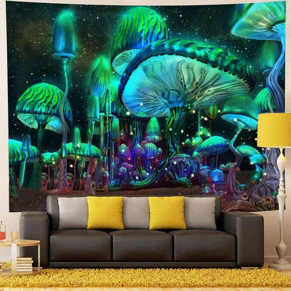 Trippy Mushrooms 桌布 壁紙 — 一幅超現實的掛毯，描繪星空下發光的霓虹蘑菇，掛在帶有黃色枕頭的現代沙發後面。