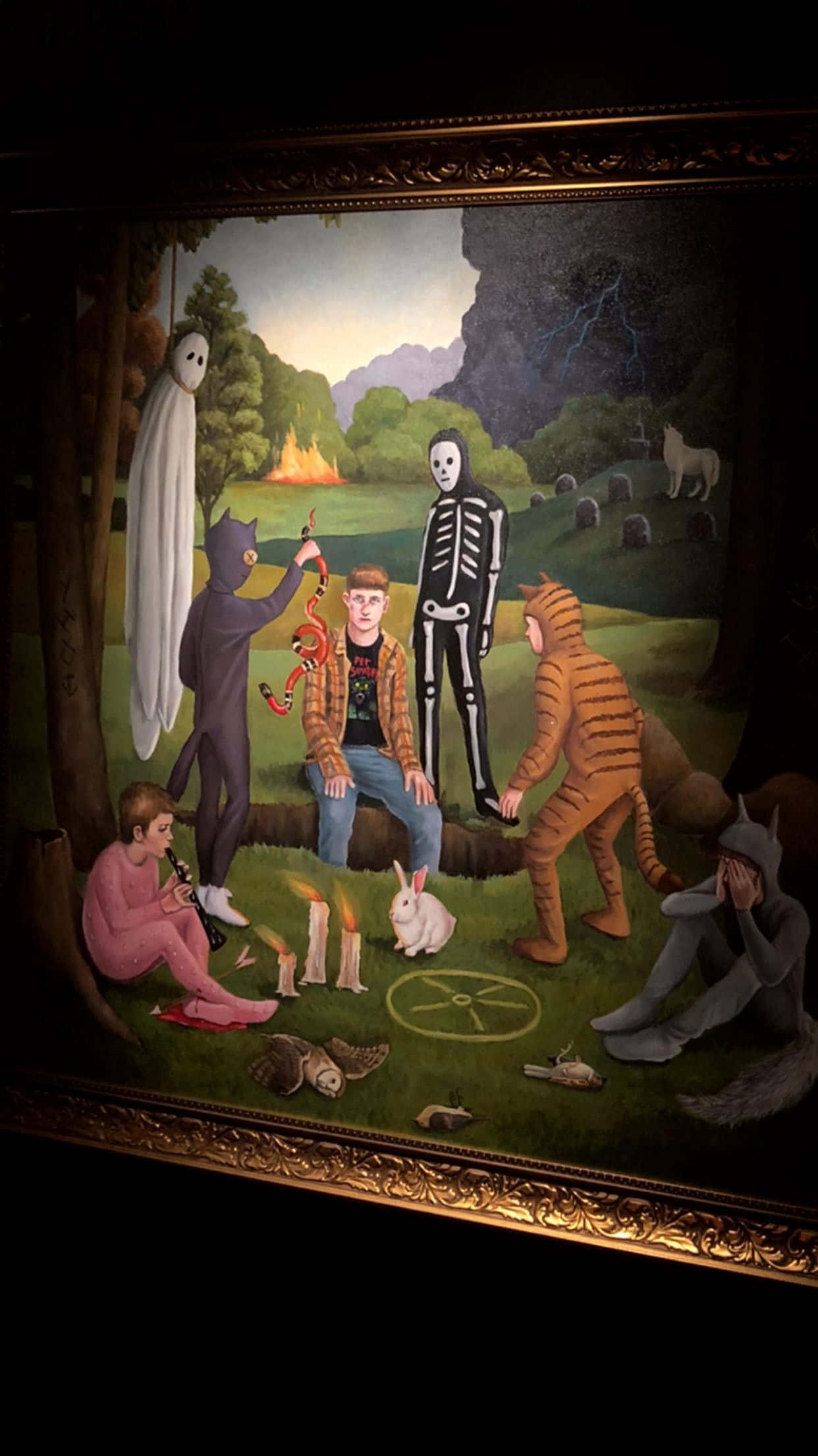 Painting 桌布 壁紙 — 一幅超現實的繪畫場景描繪了穿著戲服的人們圍繞營火，其中有幽靈骷髏和老虎，以及奇幻的森林生物。