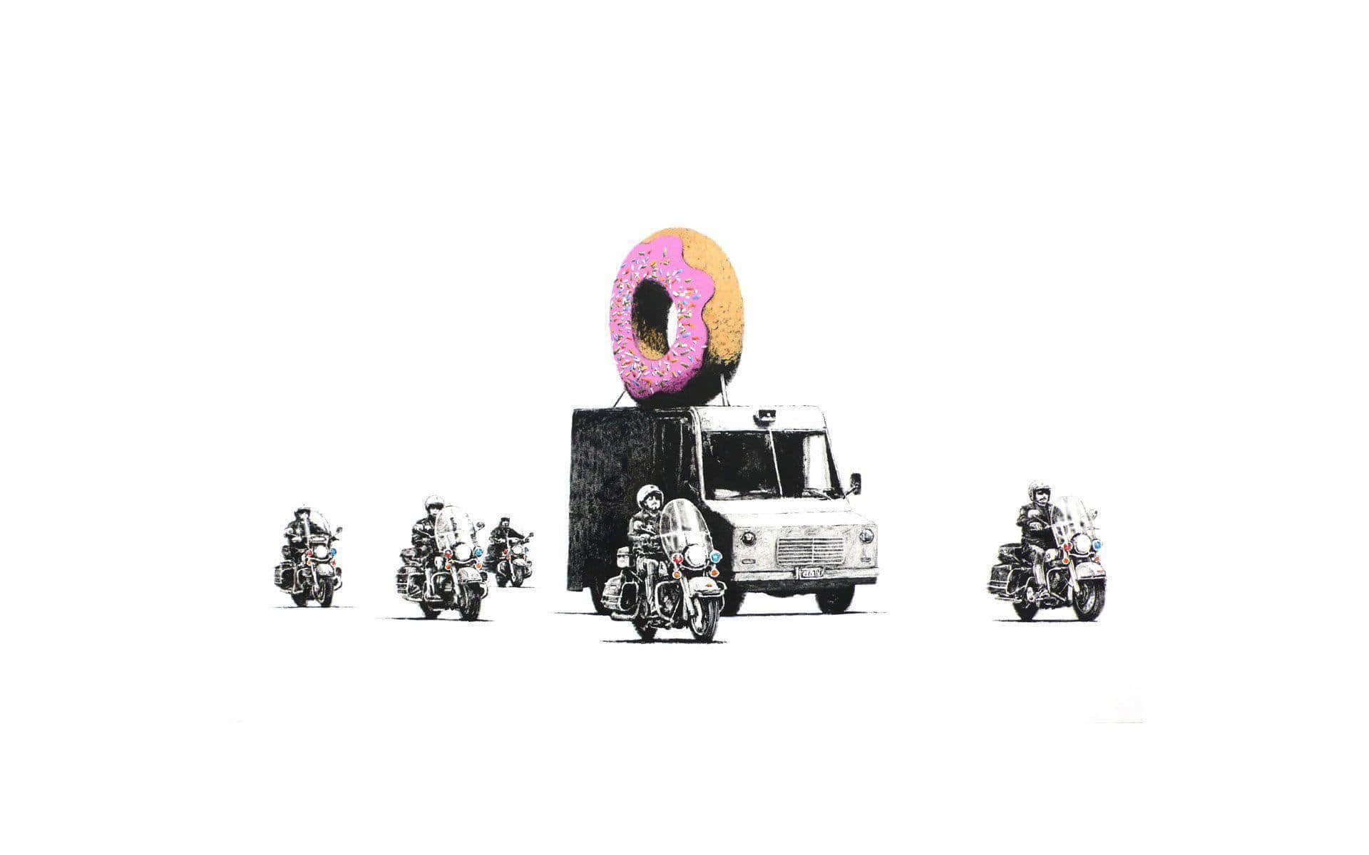 Banksy 桌布 壁紙 — 一幅超現實的黑白插圖，描繪警用摩托車包圍著一輛載有巨型粉紅色糖霜甜甜圈的卡車。