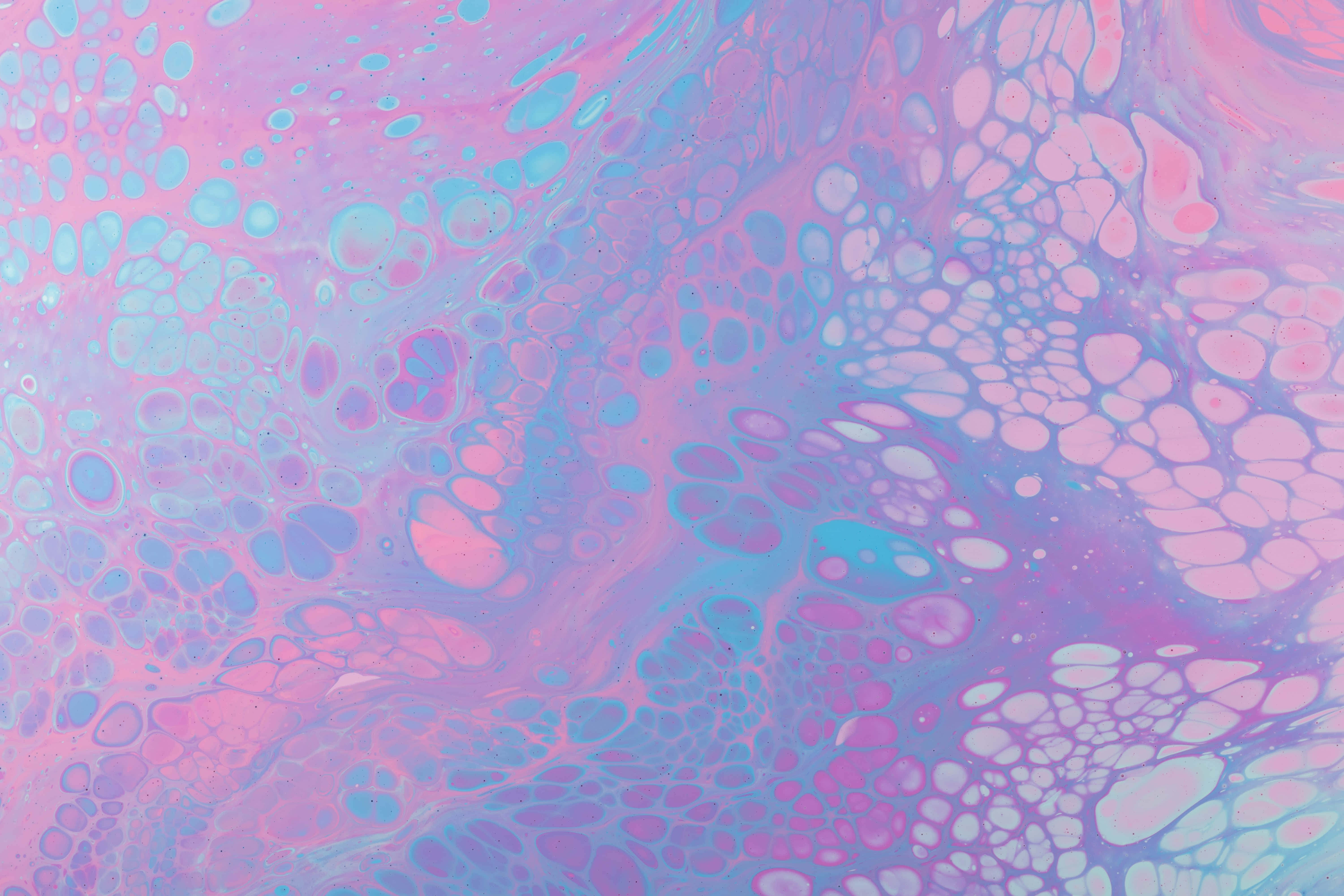 Paint Splash 桌布 壁紙 — 一幅迷人的抽象流體藝術作品，帶有旋轉的粉紅色、紫色和藍色色調，形成有機的氣泡狀圖案。