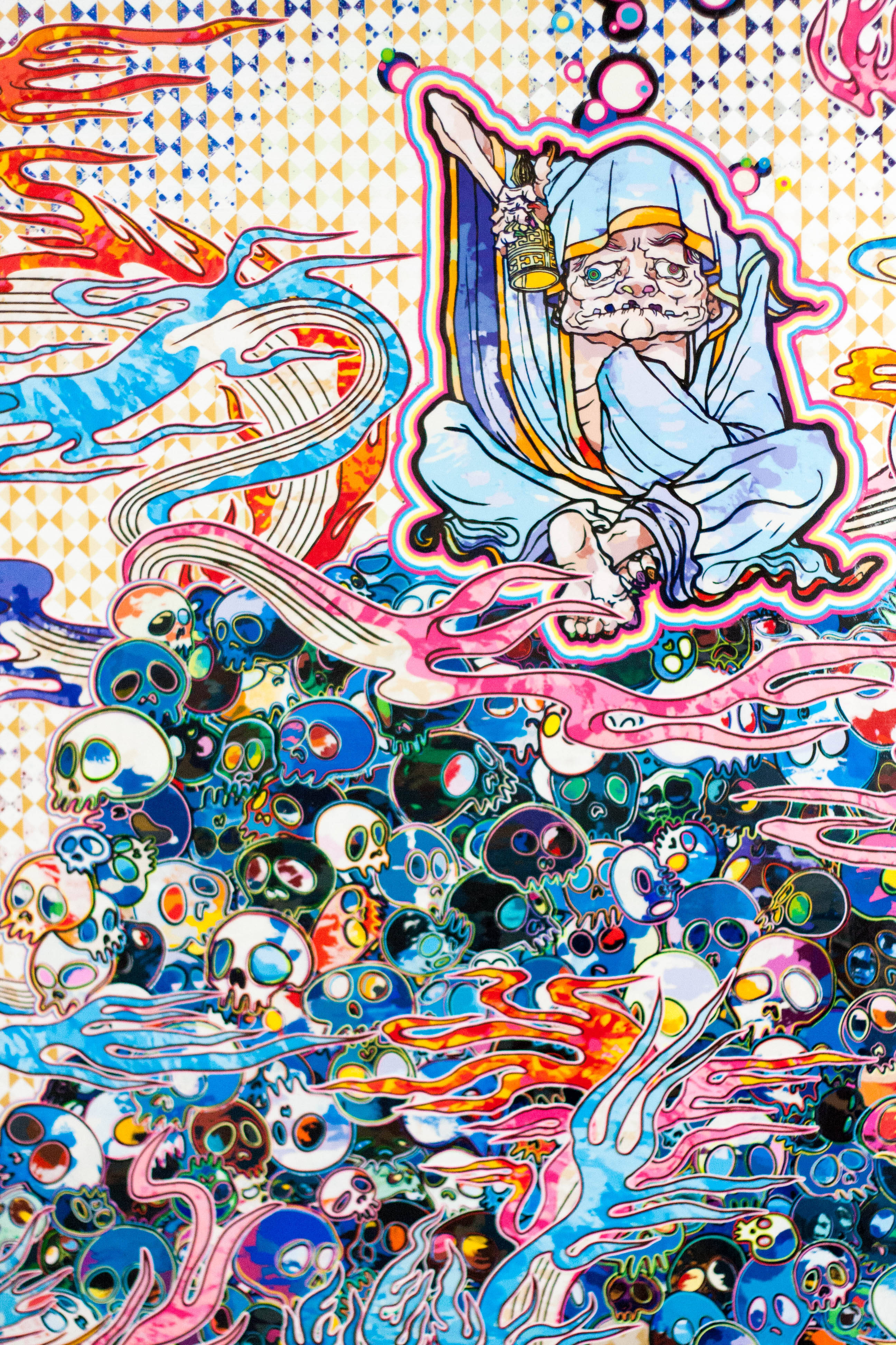 4K 桌布 壁紙 — 一幅迷幻插圖，描繪一位寧靜的僧侶被旋轉的火焰和色彩繽紛的頭骨海洋包圍。