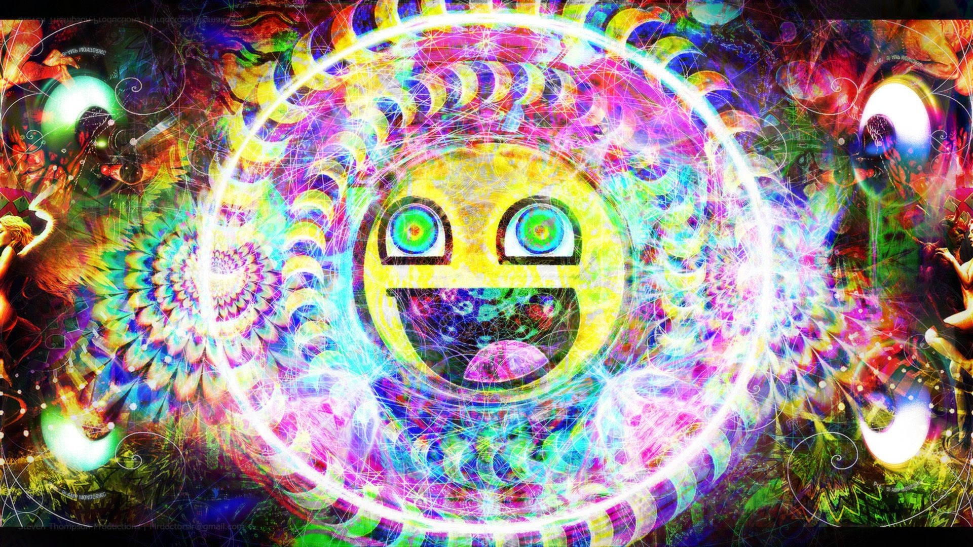 chill stoner 桌布 壁紙 — 一幅迷幻數位藝術作品，展示一個發光的黃色笑臉，帶有彩虹眼睛，周圍環繞著旋轉的分形圖案和霓虹燈光。