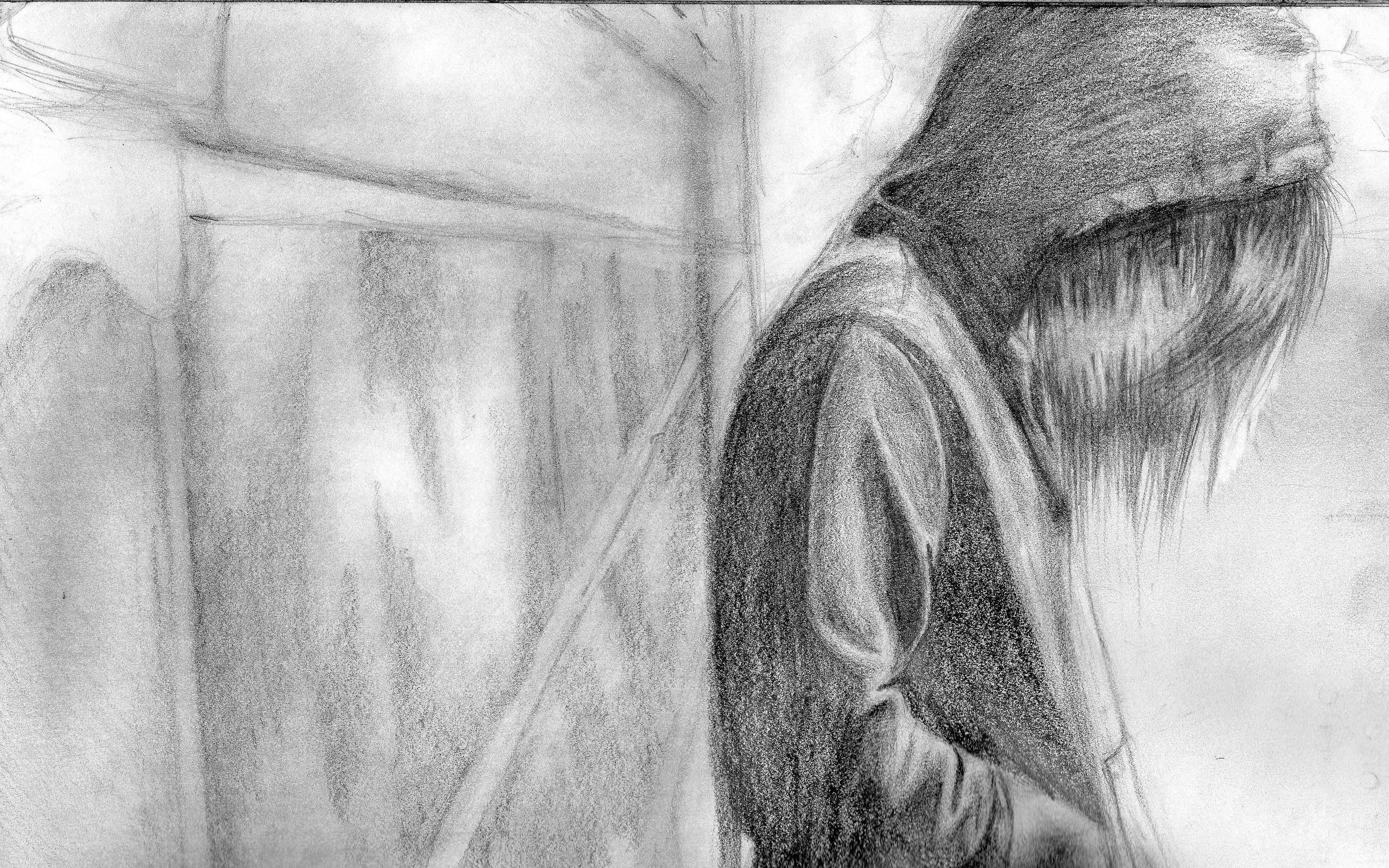 Art Drawing 桌布 壁紙 — 一幅陰沉的鉛筆素描，描繪一個戴著連帽、長髮遮臉的人物，靠在陰影中有紋理的牆上。