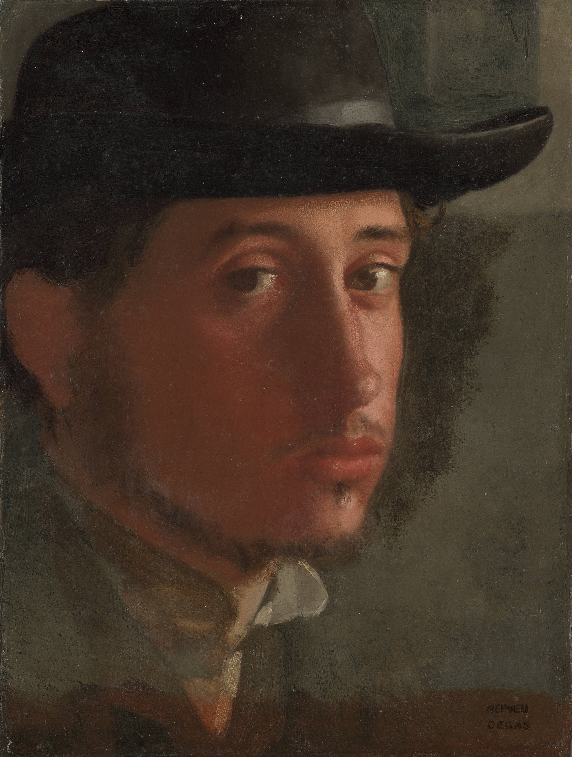 Degas 桌布 壁紙 — 一幅陰鬱的油畫肖像，描繪一名戴著黑色帽子的男子，在柔和的灰色背景下帶著沉思的目光。