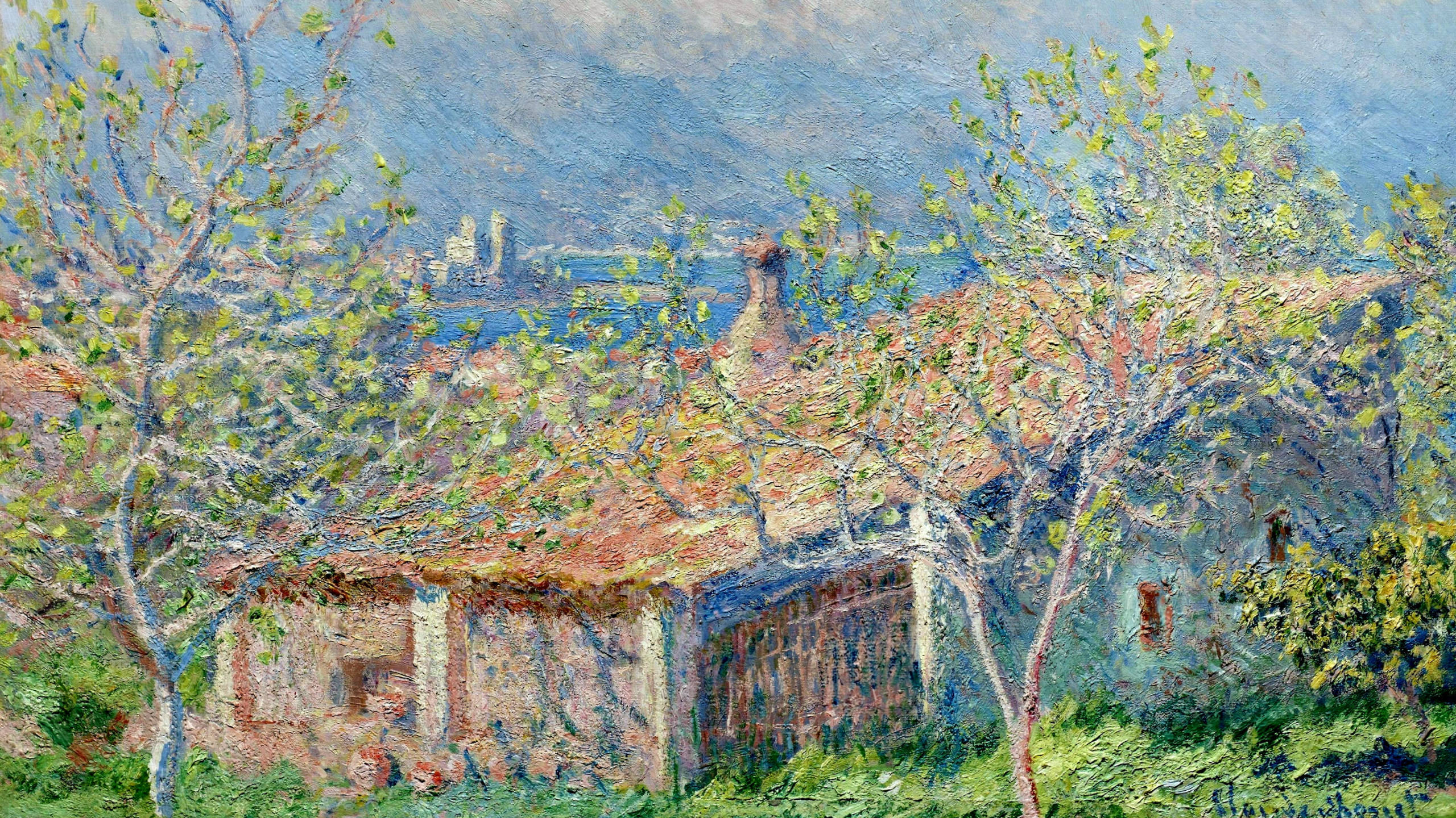 Monet 桌布 壁紙 — 一幅陽光普照的印象派畫作，描繪一間紅瓦屋頂的質樸房屋，隱藏在枝葉茂密的樹木之間，俯瞰遠處的海岸小鎮。
