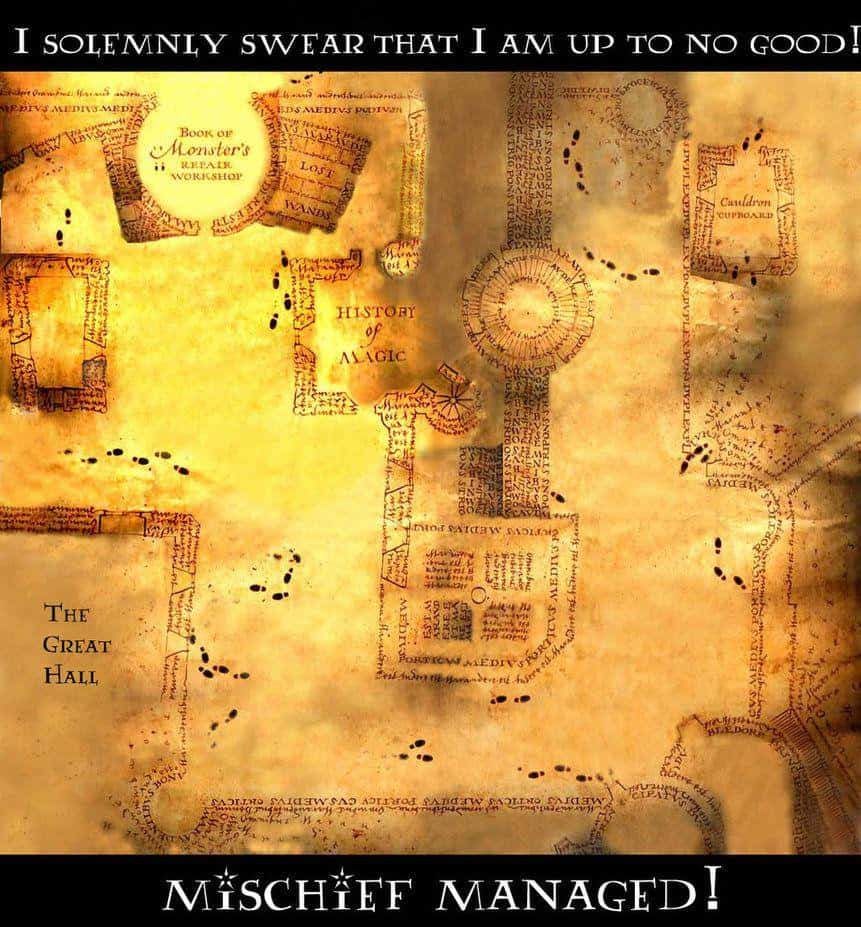 The Marauder's Map 桌布 壁紙 — 一幅霍格華茲的古老羊皮紙地圖，上面有腳印通往大禮堂和怪物修理工坊等房間。