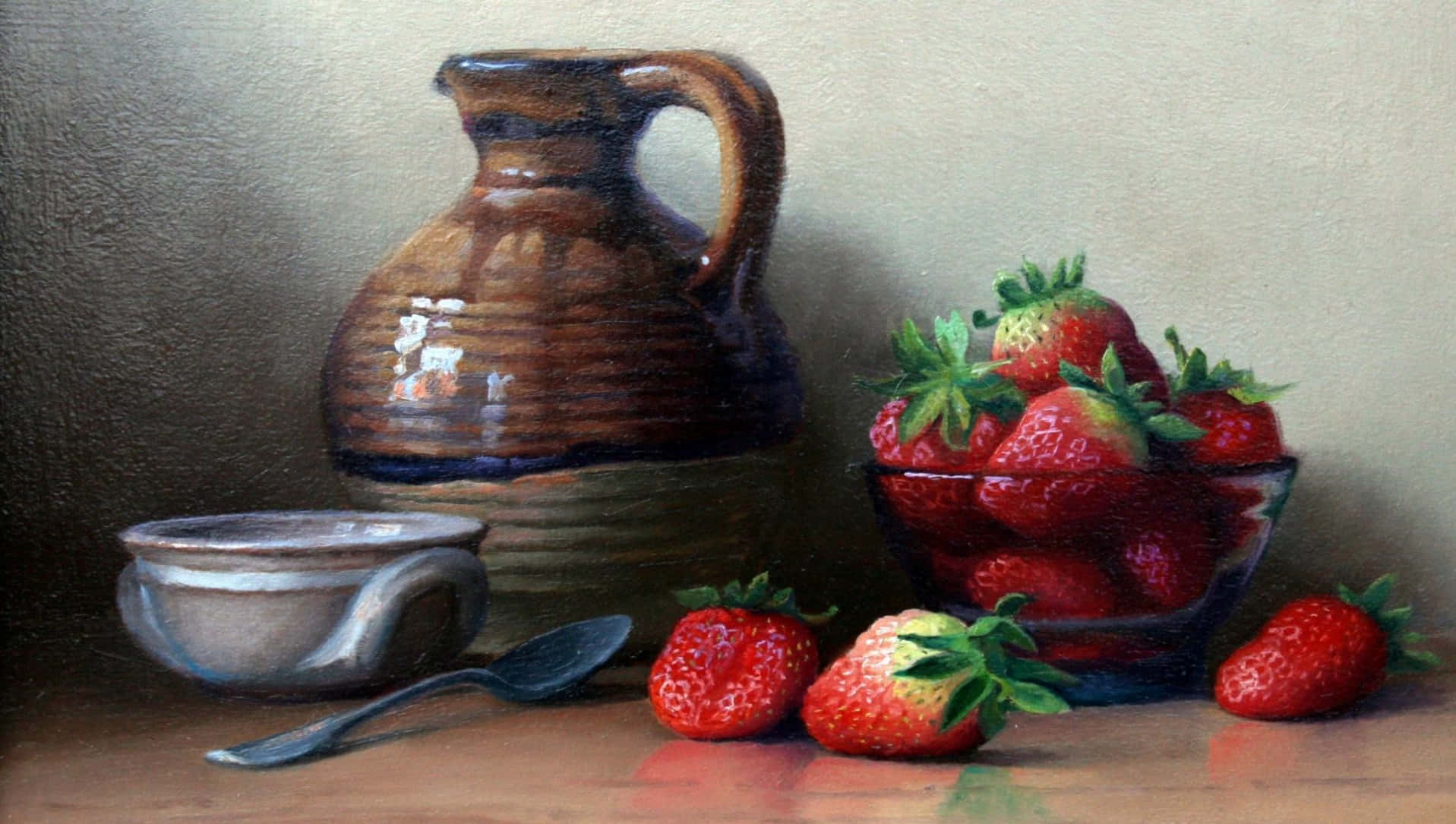 still life 桌布 壁紙 — 一幅靜物油畫，描繪木桌上玻璃碗中的成熟草莓，旁邊有陶瓷壺和金屬湯匙。