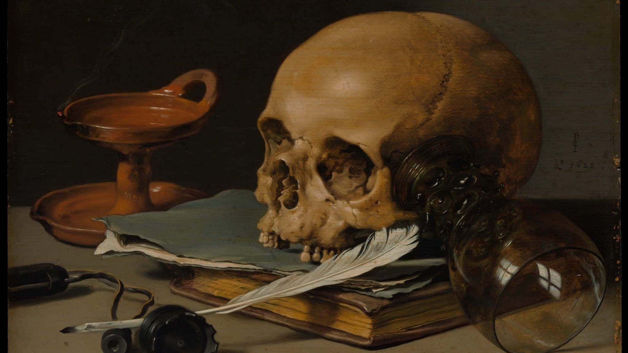 Dark Academia Aesthetic 桌布 壁紙 — 一幅靜物畫，描繪一個人類頭骨擱在一本打開的書上，附近有一支羽毛筆和一個冒煙的油燈。