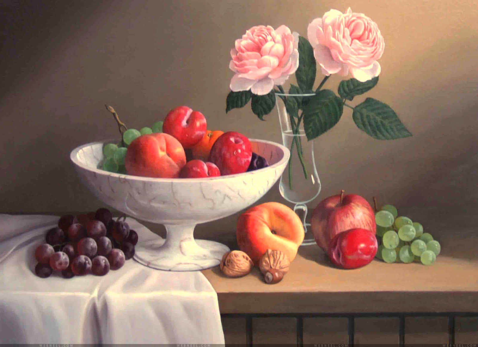 Beautiful Painting 桌布 壁紙 — 一幅靜物畫，描繪一個白色碗裡裝滿了桃子、櫻桃和葡萄，旁邊是一個花瓶，裡面插著粉紅玫瑰，放在鋪有桌布的桌子上。