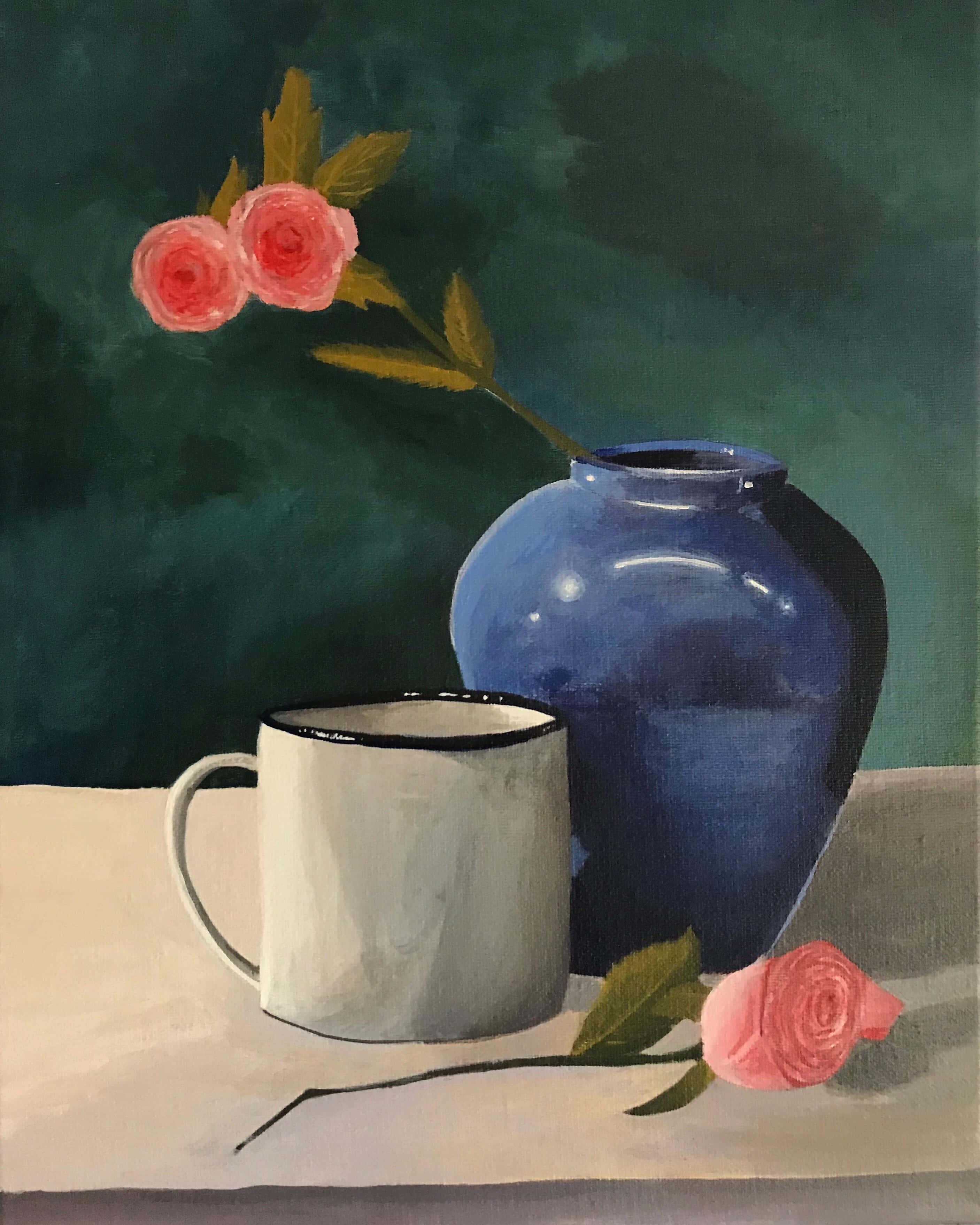 still life 桌布 壁紙 — 一幅靜物畫，描繪一個藍色花瓶插著粉紅玫瑰，旁邊放著一個白色馬克杯，置於淺色表面上，背景為深綠色。