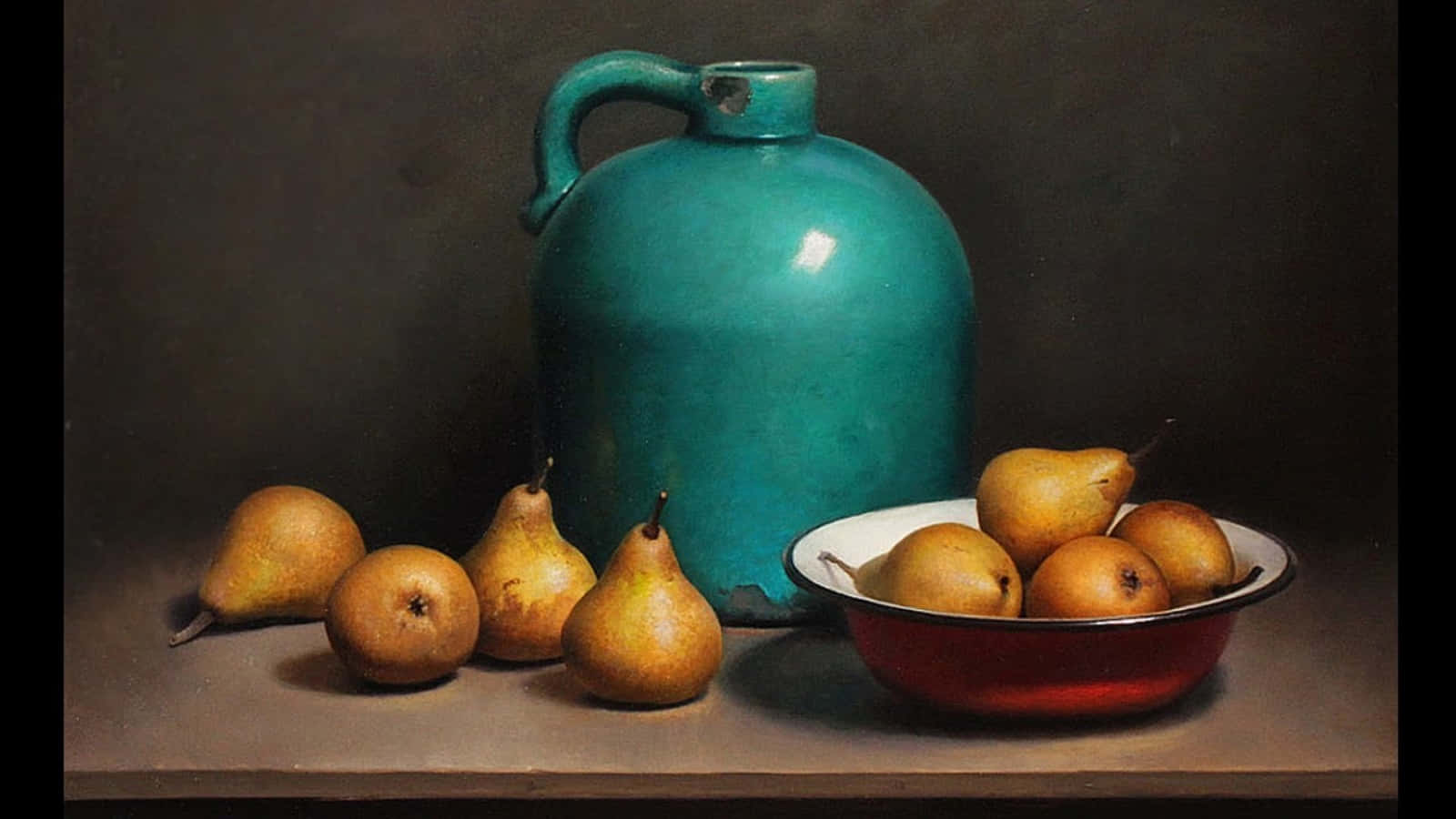 still life 桌布 壁紙 — 一幅靜物畫，描繪金色梨子圍繞著一個青綠色陶瓷壺和一個紅色碗，背景深色。
