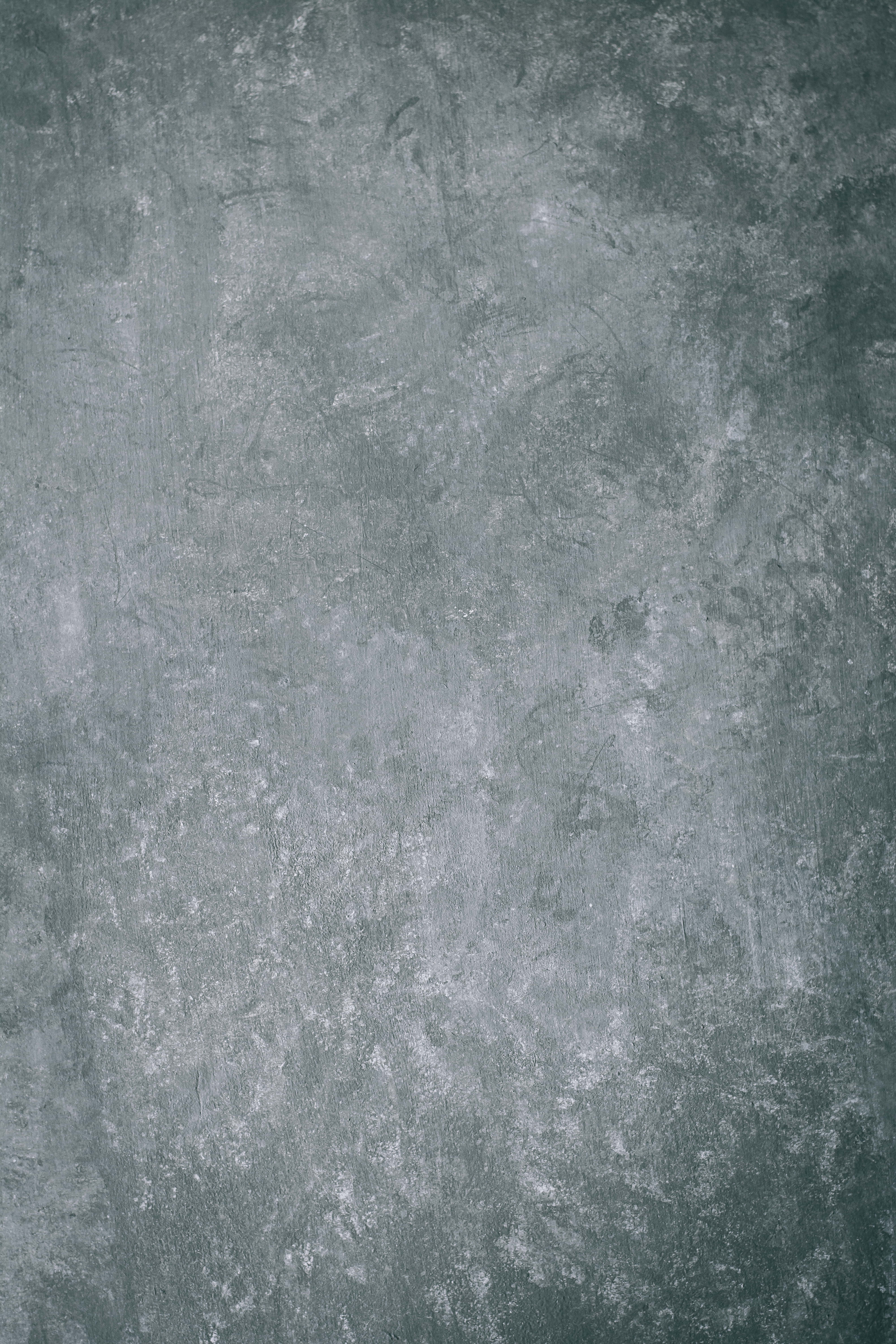 Gray Gradient 桌布 壁紙 — 一幅風化灰色混凝土牆的特寫，帶有細微紋理和斑駁的色彩變化。