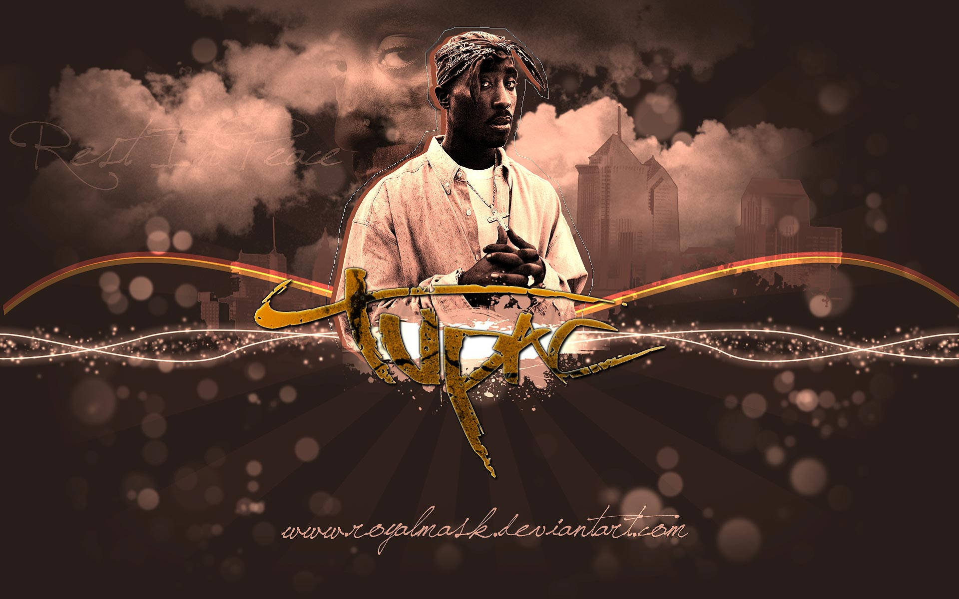 Tupac Shakur 肖像，金色塗鴉藝術覆蓋在黑暗的城市景觀上，帶有雲朵和散景燈光。