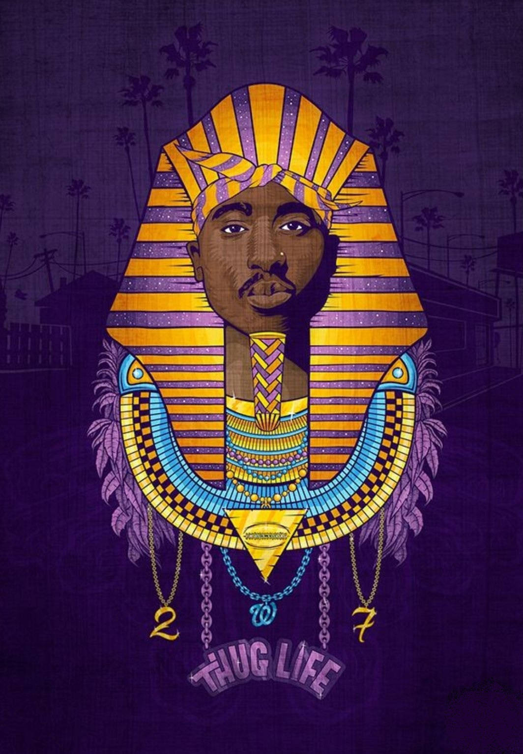 tupac 桌布 壁紙 — 一幅風格化的 Tupac Shakur 肖像，描繪成埃及法老，戴著金色頭飾和華麗珠寶，背景為紫色棕櫚樹。
