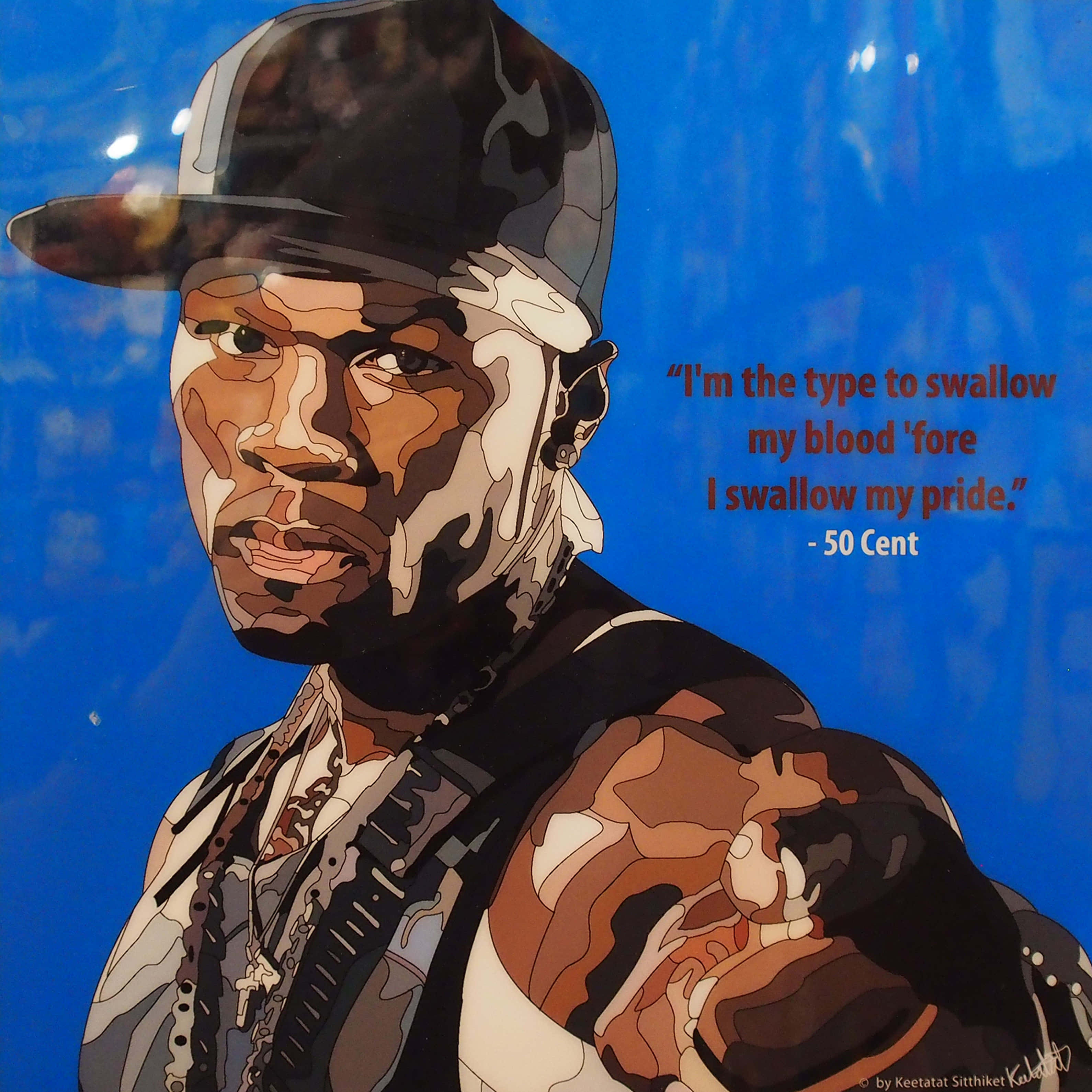 50 Cent 桌布 壁紙 — 一幅風格化的插圖，描繪了50 Cent戴著帽子，背景是充滿活力的藍色，並突出顯示了他的名言。